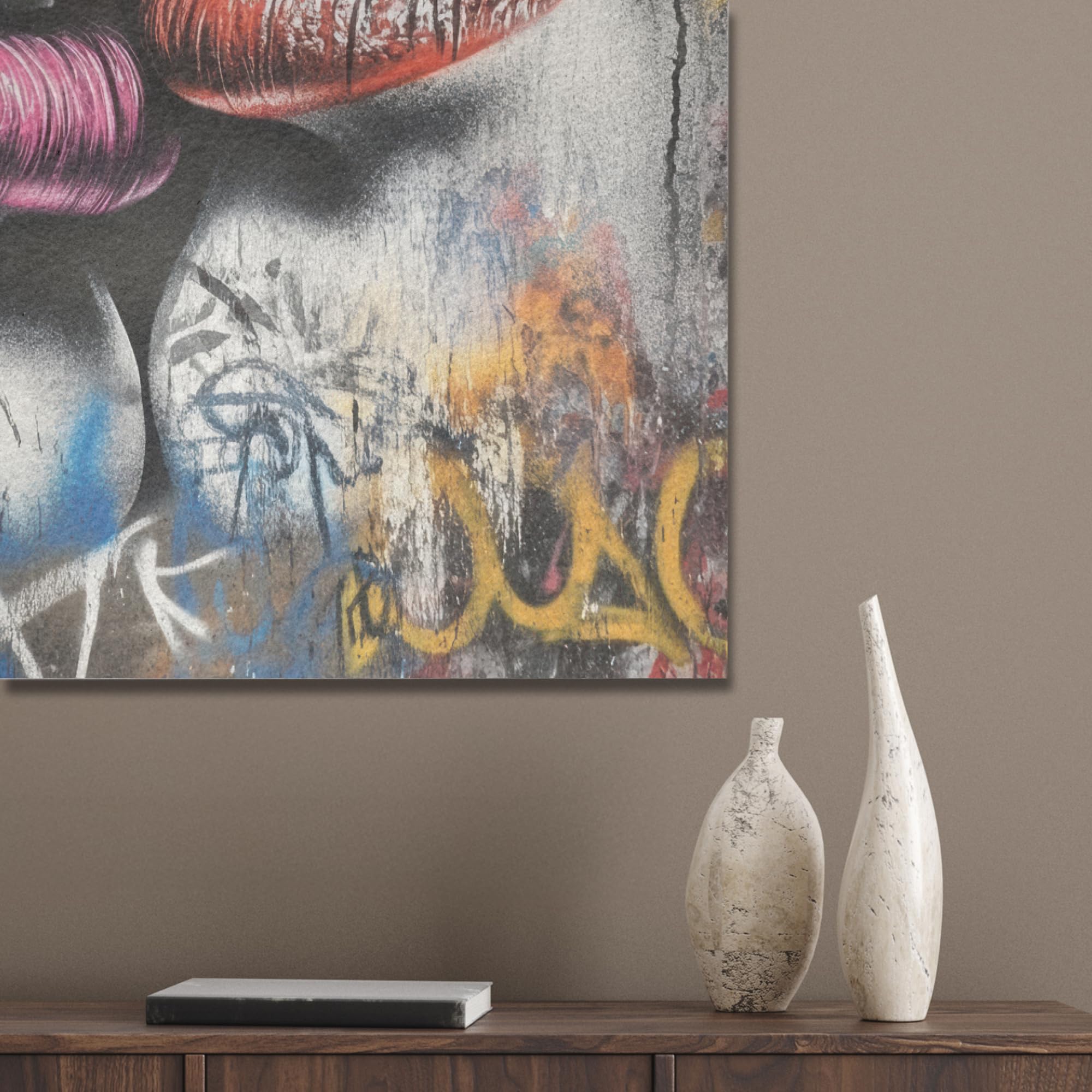 MuchoWow© Wandbilder aus Filz 60x90 cm Wohnzimmer Wanddeko Schlafzimmer Zimmerdeko Wandgemälde Zimmer Deko für die Wand Dekoration Wall Art Straßenkunst - Lippen - Kuss - Graffiti
