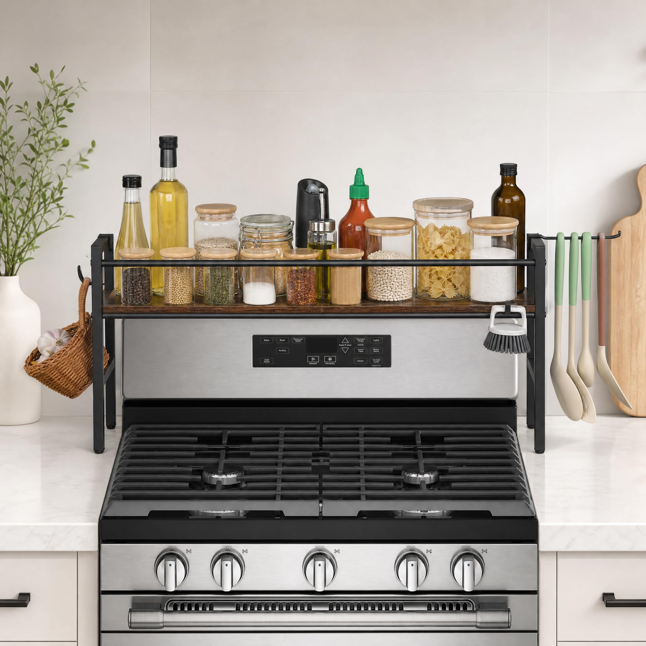 Au-dessus du support à épices de la cuisinière, étagère de rangement noire avec crochets