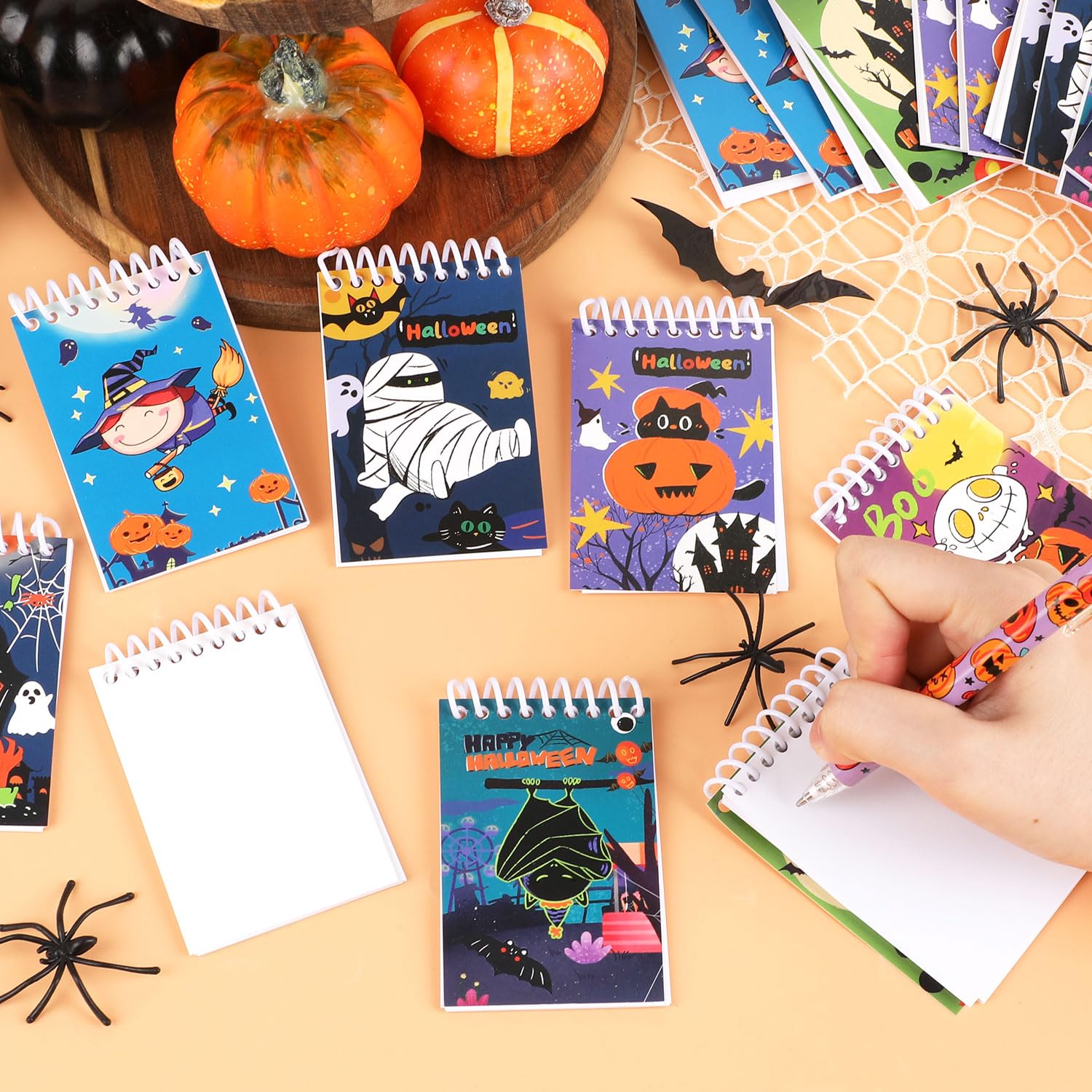 LOMIMOS Halloween-Notizblöcke, Spiralblock, Notizbuch, Mama, Kürbis, Skelett, Geist, Süßes oder Saures für Kinder, Schule, Klassenzimmer, Partygeschenke, 8 Designs, 24 Stück