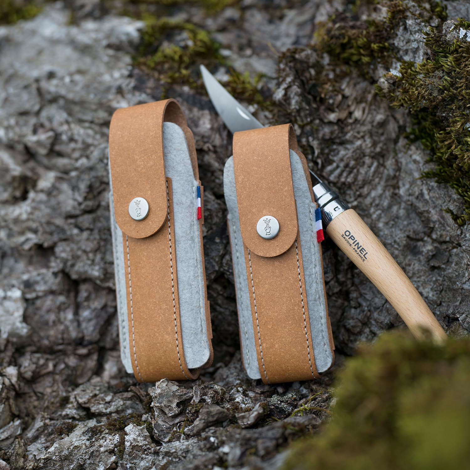 Opinel Custodia per esterni L in pelle riciclata e feltro R-PET – Marrone – Borsa per coltelli sostenibile per Opinel N°09, N°10, coltello a fungo N°08 e N°10 con cavatappi e apribottiglie