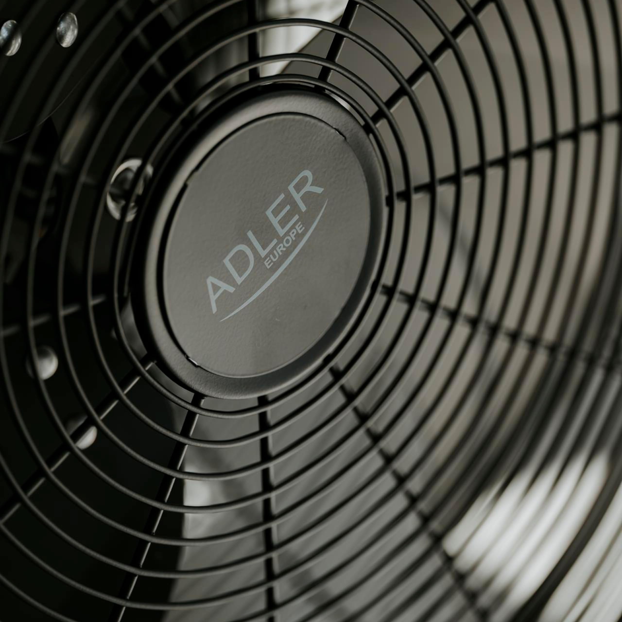 Adlereurope Bodenventilator 45 cm und 200W - Ventilator in Chrom 3 Geschwindigkeiten – windmaschine mit Aluminiumflügel - Leise und Stabil – Boden Ventilator Schwarz