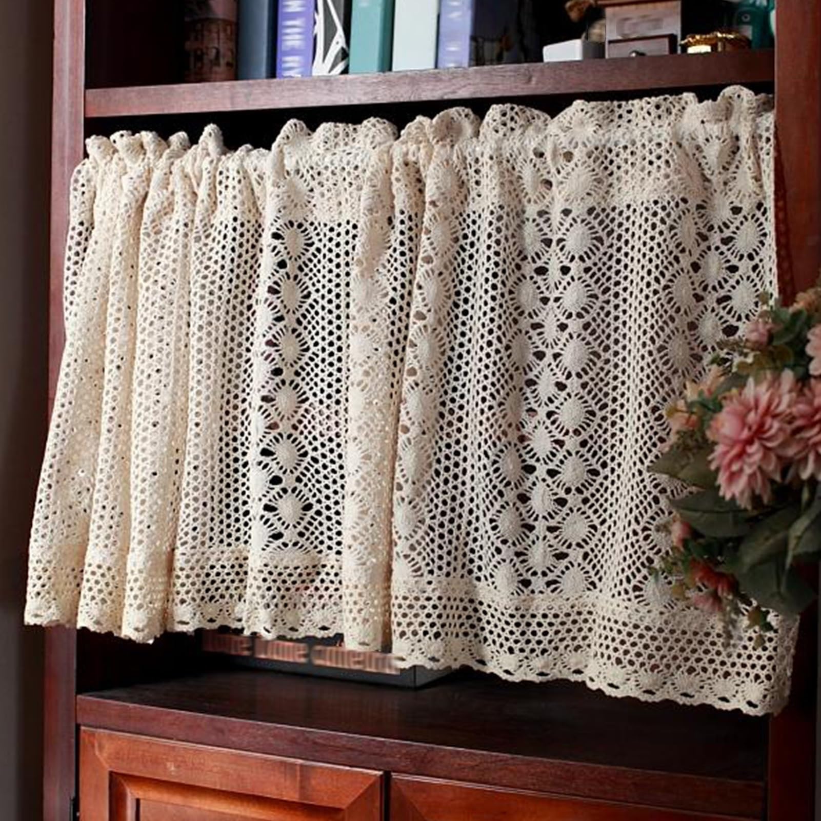 Rideaux au crochet en coton pour une cuisine style café littéraire