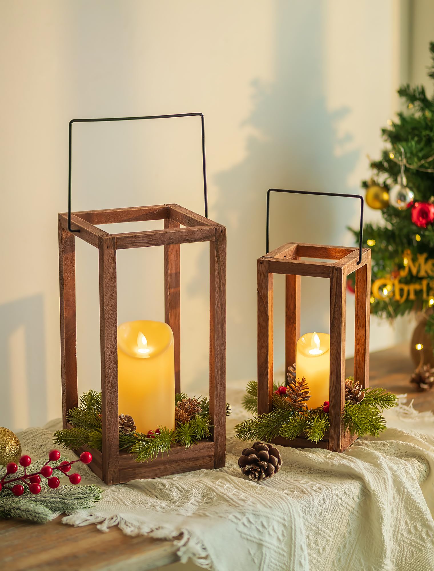 Romadedi Lot de 2 lanternes de Noël décoratives en bois avec couronne de Noël et bougies LED pour centres de table, cheminée, cheminée rustique, décoration d'intérieur, cadeau