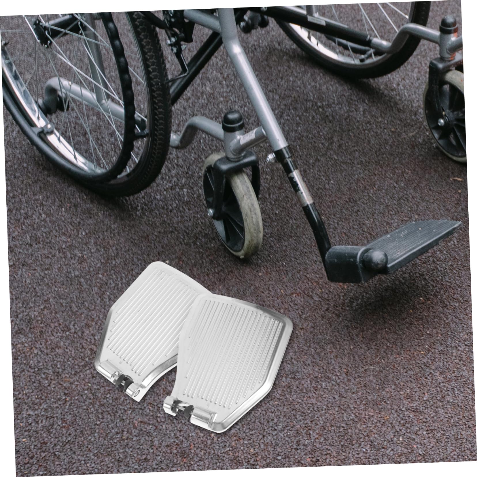 FOMIYES Reposapiés Pedal de Repuesto Silla de Ruedas para Aleación de Aluminio Ligera Diseño Ergonómico para Usuarios Movilidad Reducida en Extremidades Inferiores