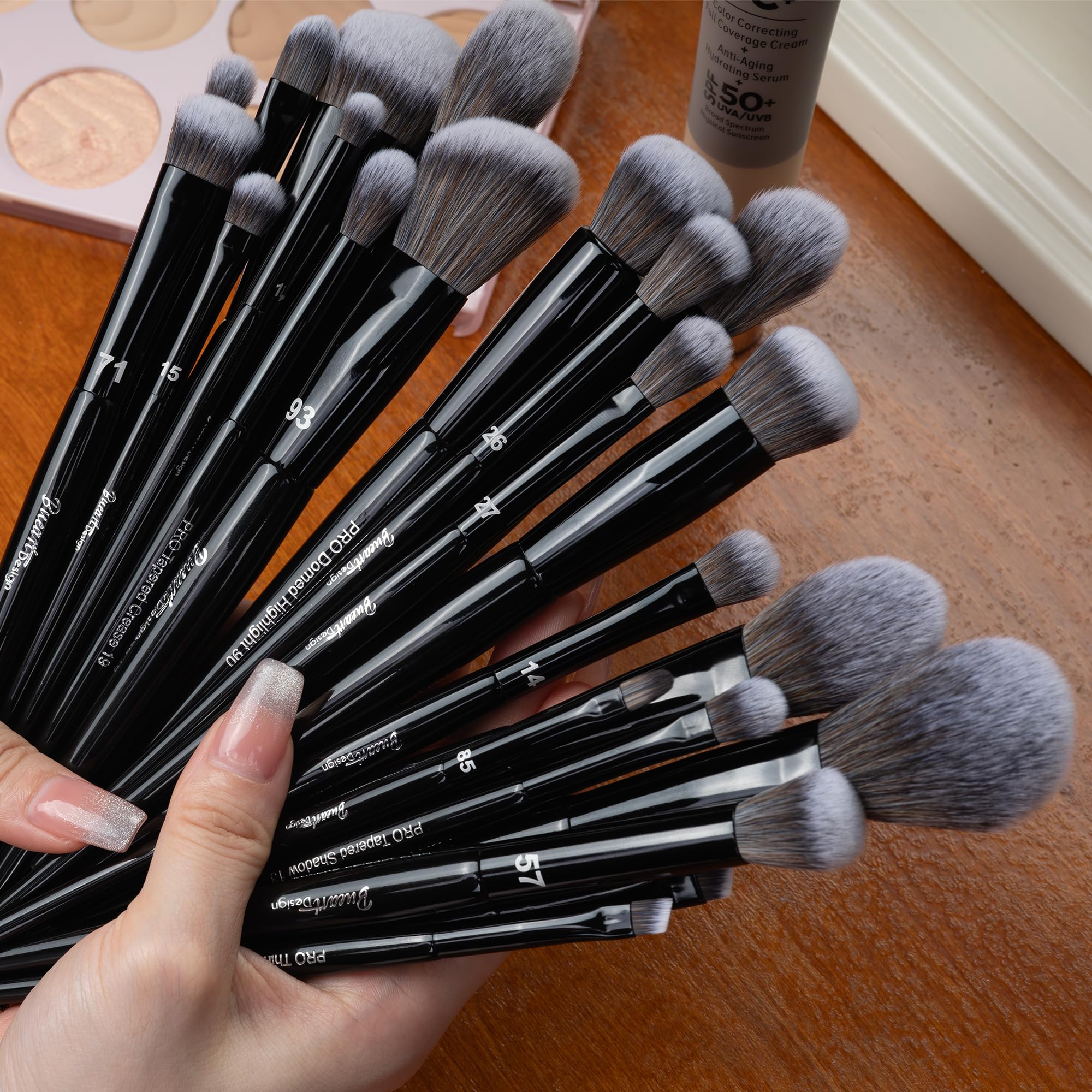 Bueart Design 32Pcs PRO Grade Makeup Brushes Set with Super large Holder, Premium Ultra-soft Synthetic Foundation Contour Powder Blush Concealer Eyeshadow Classic Black Make up Brush