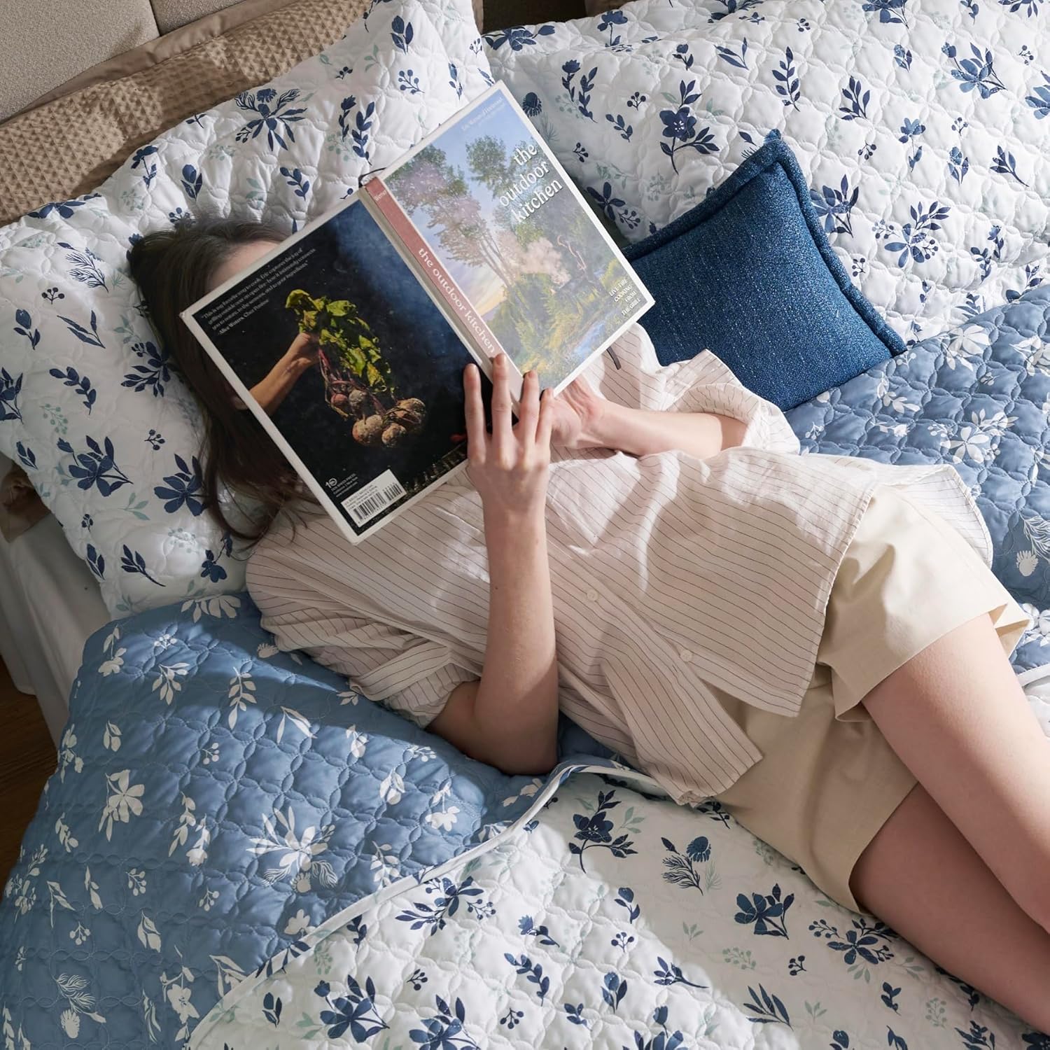 Bedsure Floral Quilt Queen Size - Reversible Blue & White Floral Comforter, Daisy Design Lightweight Bedspread Quilt Bedding, Soft Microfiber Coverlet for All Seasons (90"x96") | Floral, Spring, Reversible, Ultra Soft, Lightweight