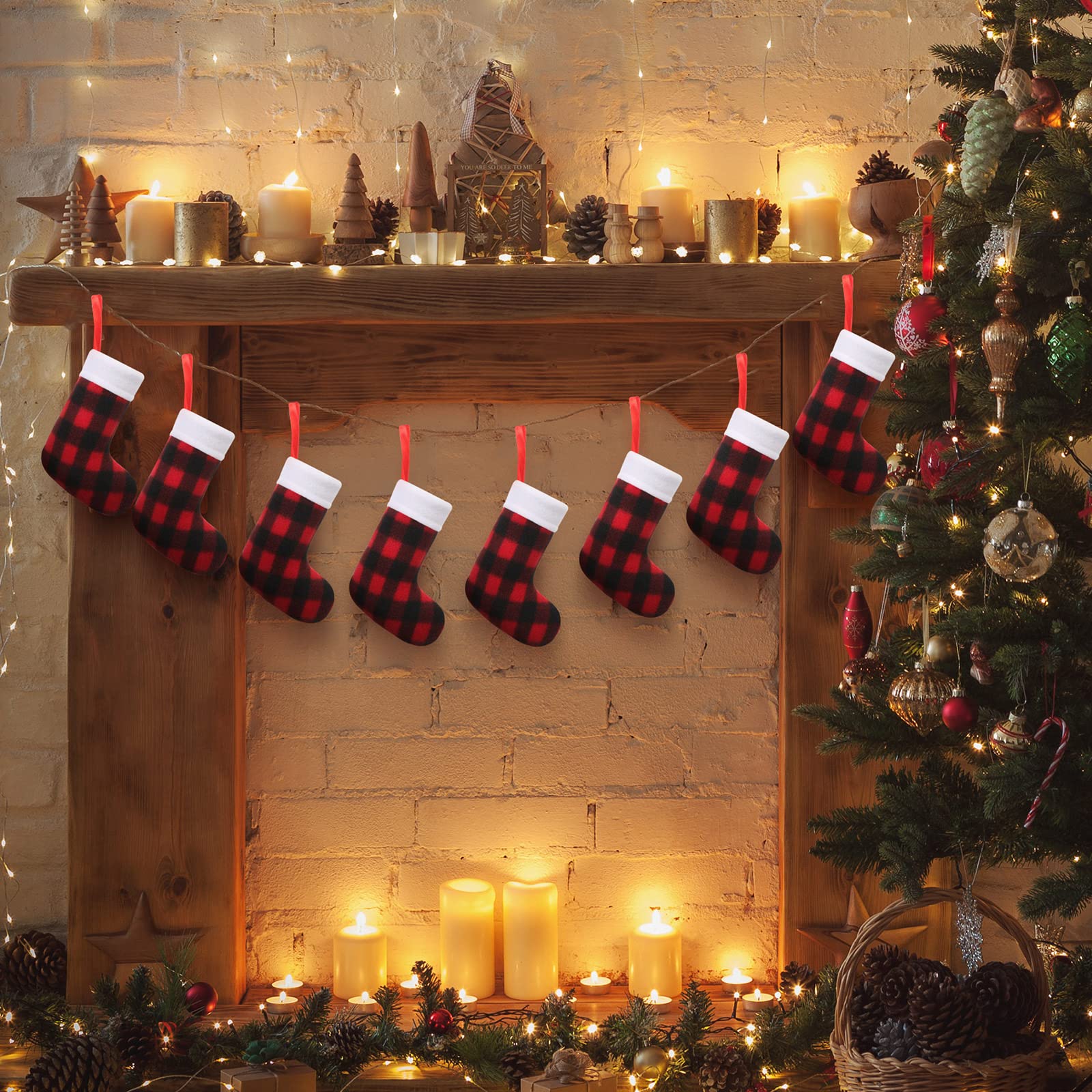 Lot de 80 chaussettes de Noël à suspendre - Motif écossais - 17,8 cm - Avec revers en peluche - Petites chaussettes de Noël à suspendre - Noir et rouge - Décorations pour festival de famille