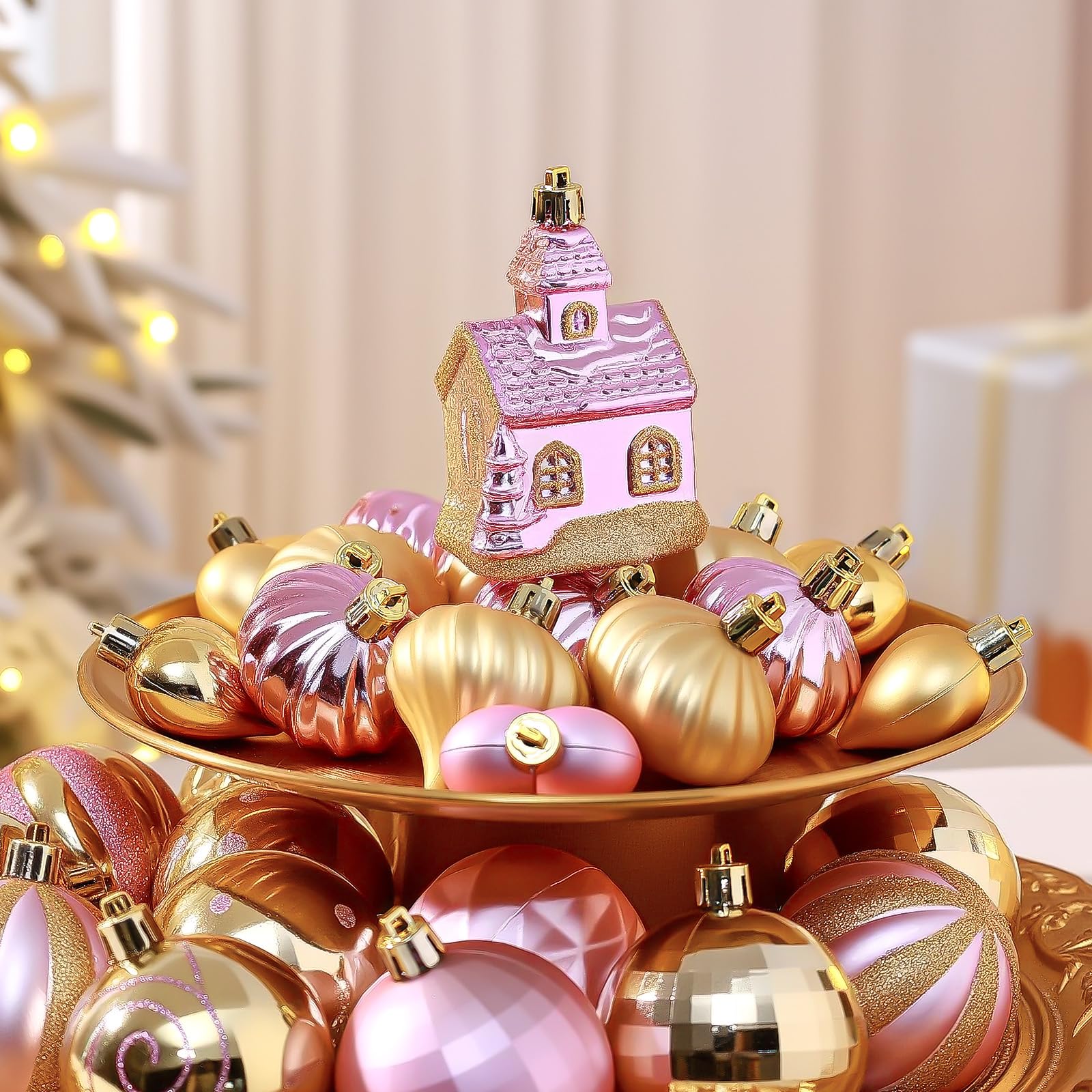 SHareconn Lot de 145 boules de Noël en plastique incassable – Flocons de neige, étoiles et cimier de sapin – Décorations de fête de mariage avec cordes à suspendre – Doré et rose