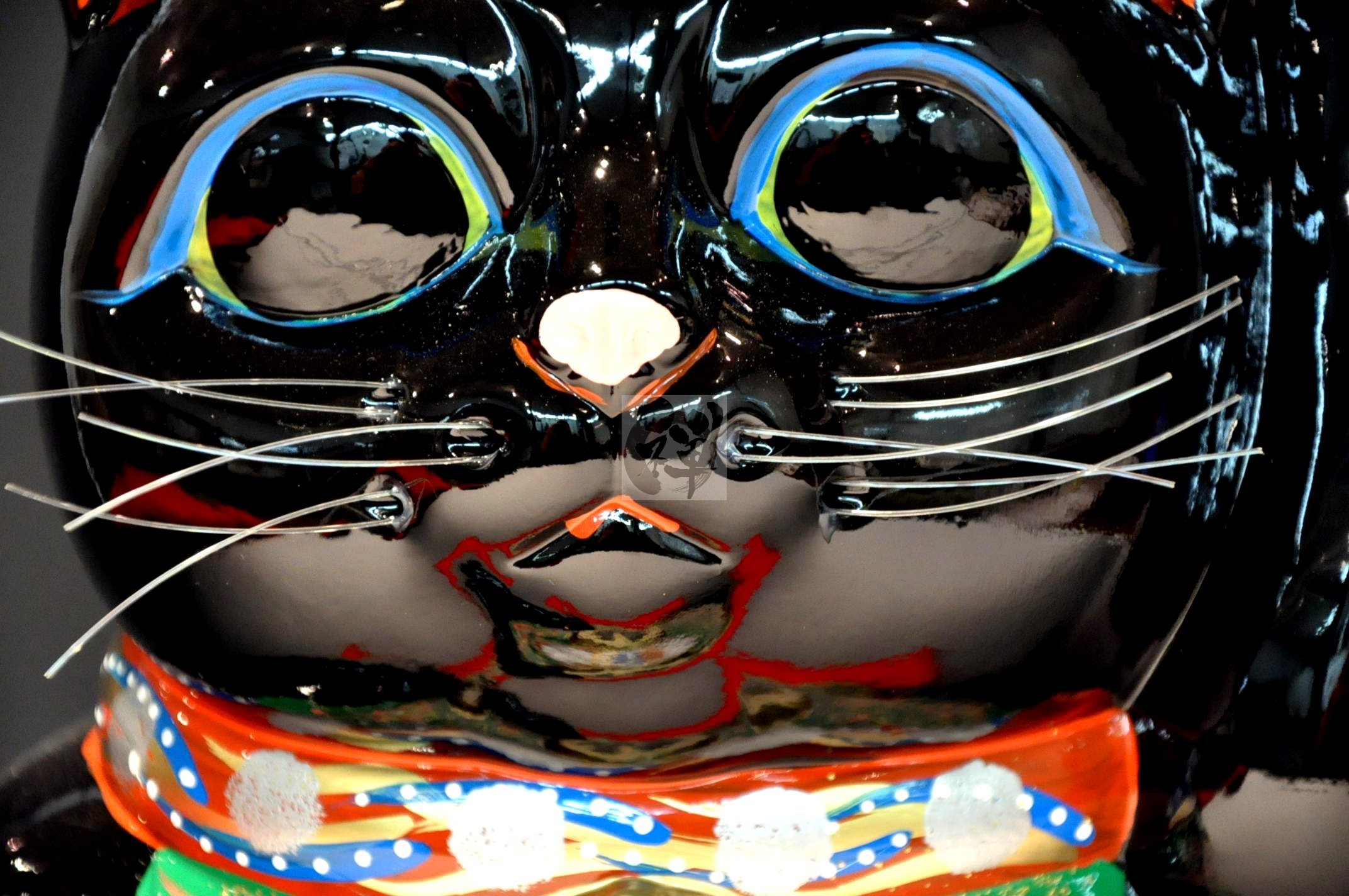 Amazon.co.jp: 常滑焼 招き猫 開運黒手長小判猫(左手) 10号 座布団付