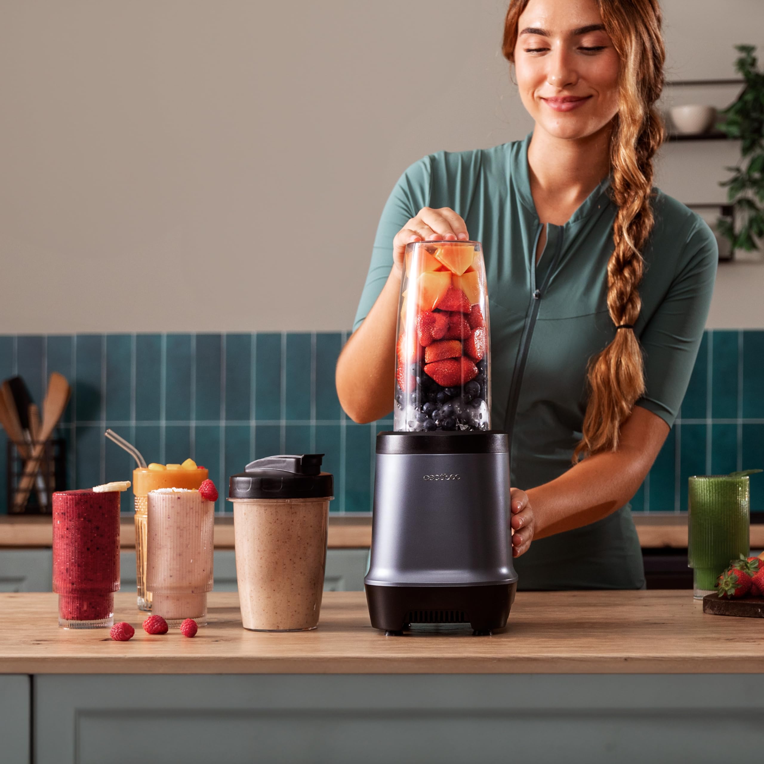 Cecotec Nutriblender Fusion, moc 1000 W, 6 ostrzy powlekanych tytanem czarny, smothies, smoothies i soki, 2 przenośne kubki 900 i 500 ml, siekanie lodu