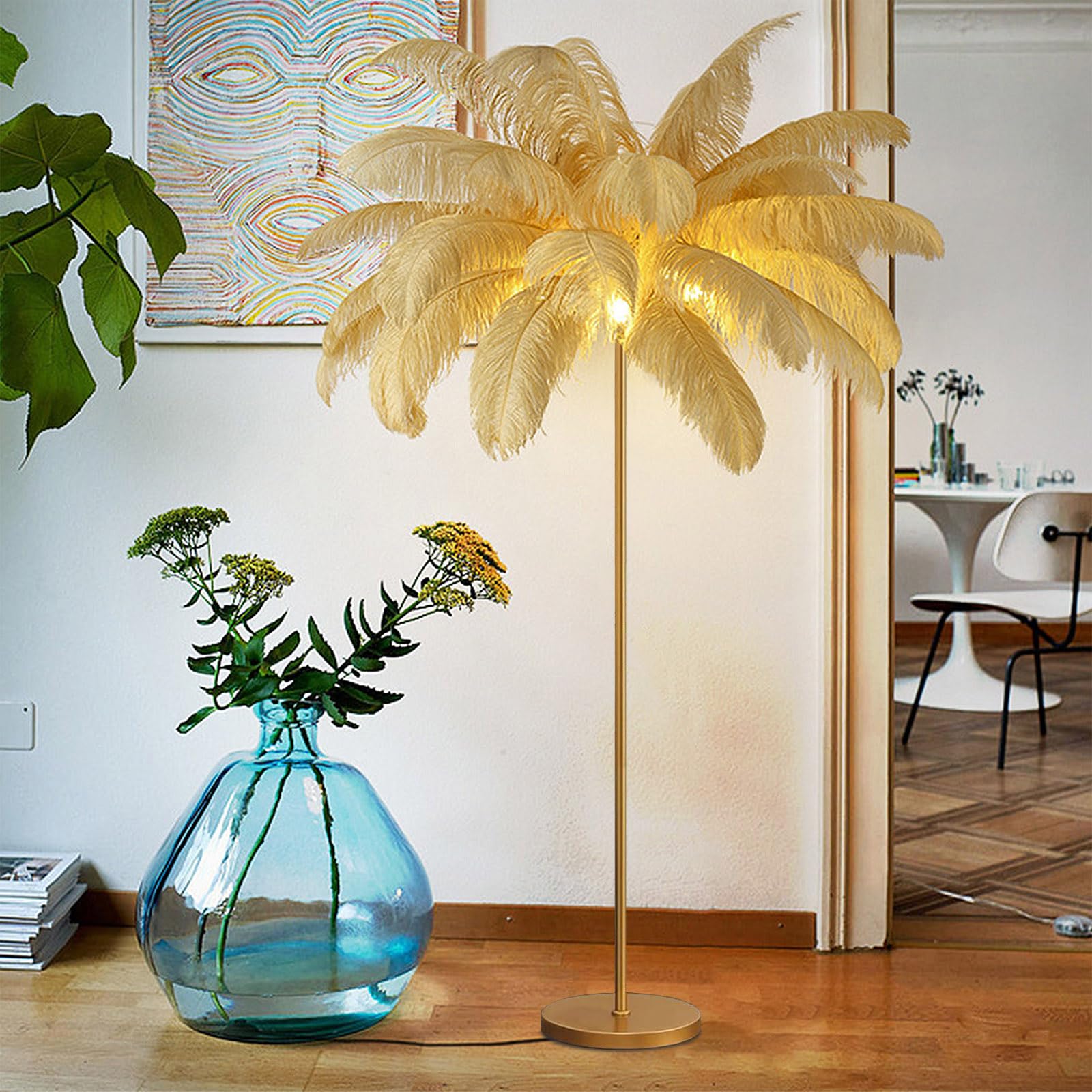Lampadaire en plumes d'autruche kaki idéal pour illuminer un coin lecture moderne