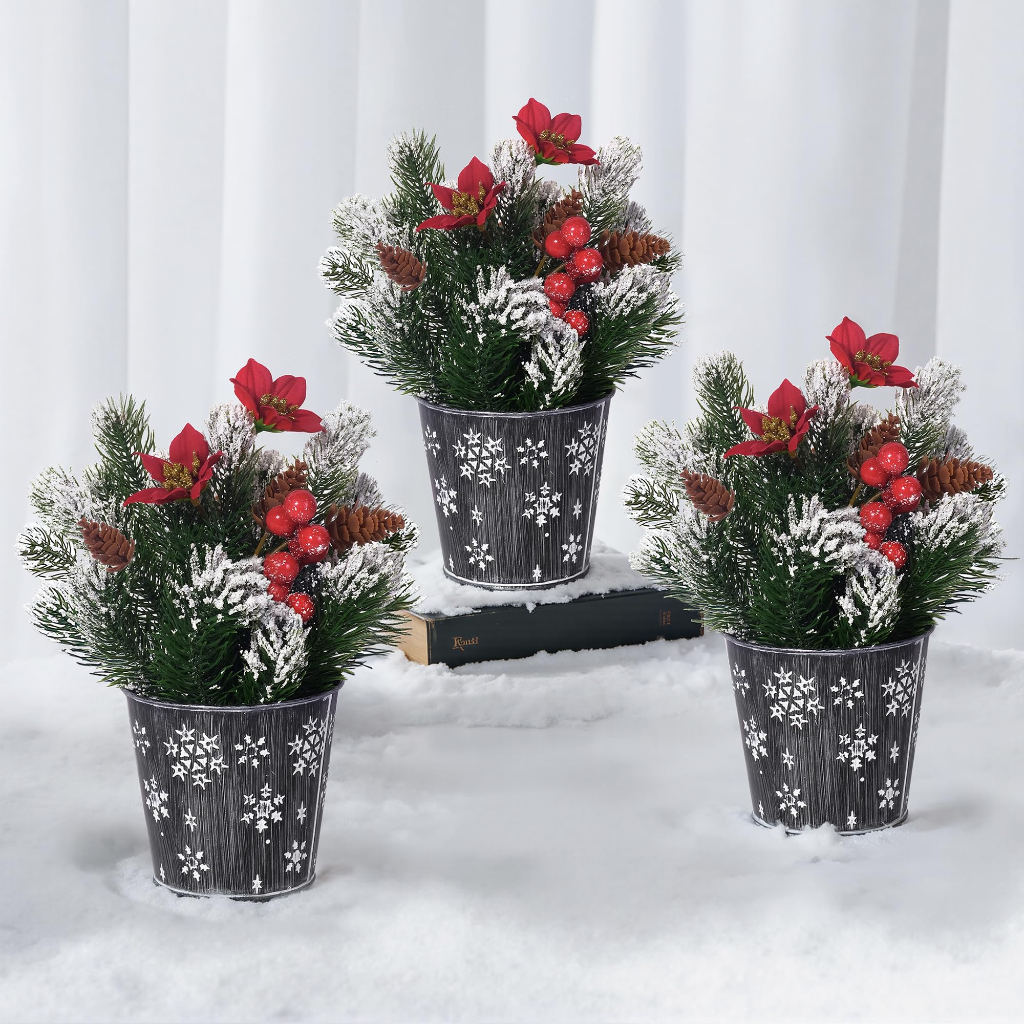 Pin Norfolk enneigé en pot de Noël pour une ambiance de fêtes chaleureuse