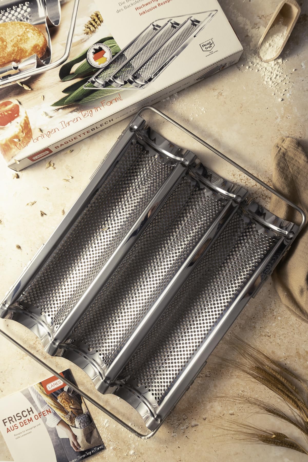 Lares Baguetteblech Edelstahl perforiert antihaft – Baguetteform für 3 Baguettes – ausziehbare Baguette Backform aus Edelstahl – Brotbackform rostfrei, ofenfest, spülmaschinengeeignet Made in Germany