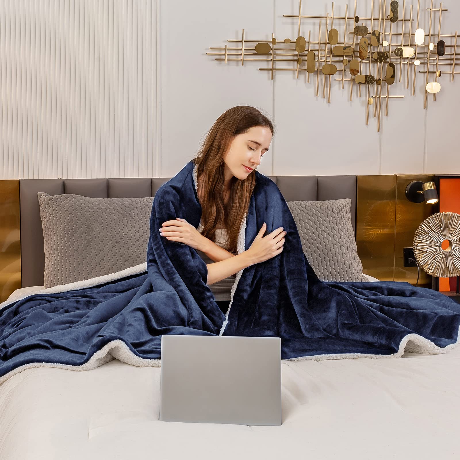 Aisbo Manta Sofa Invierno Polar - Mantas para Cama 135 150 Gruesa Calentita Manta de Sofá Suave y Caliente con Borreguito, Reversible de Franela y Borrego Azul Marino 220x240 Grande, Sherpa Blanket