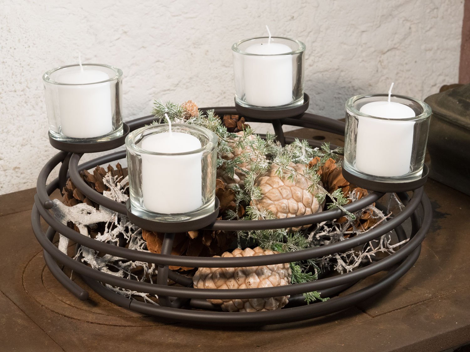 Adventskranz aus Metall in Schwarzbraun mit Glaszylindern, Durchmesser 44 cm