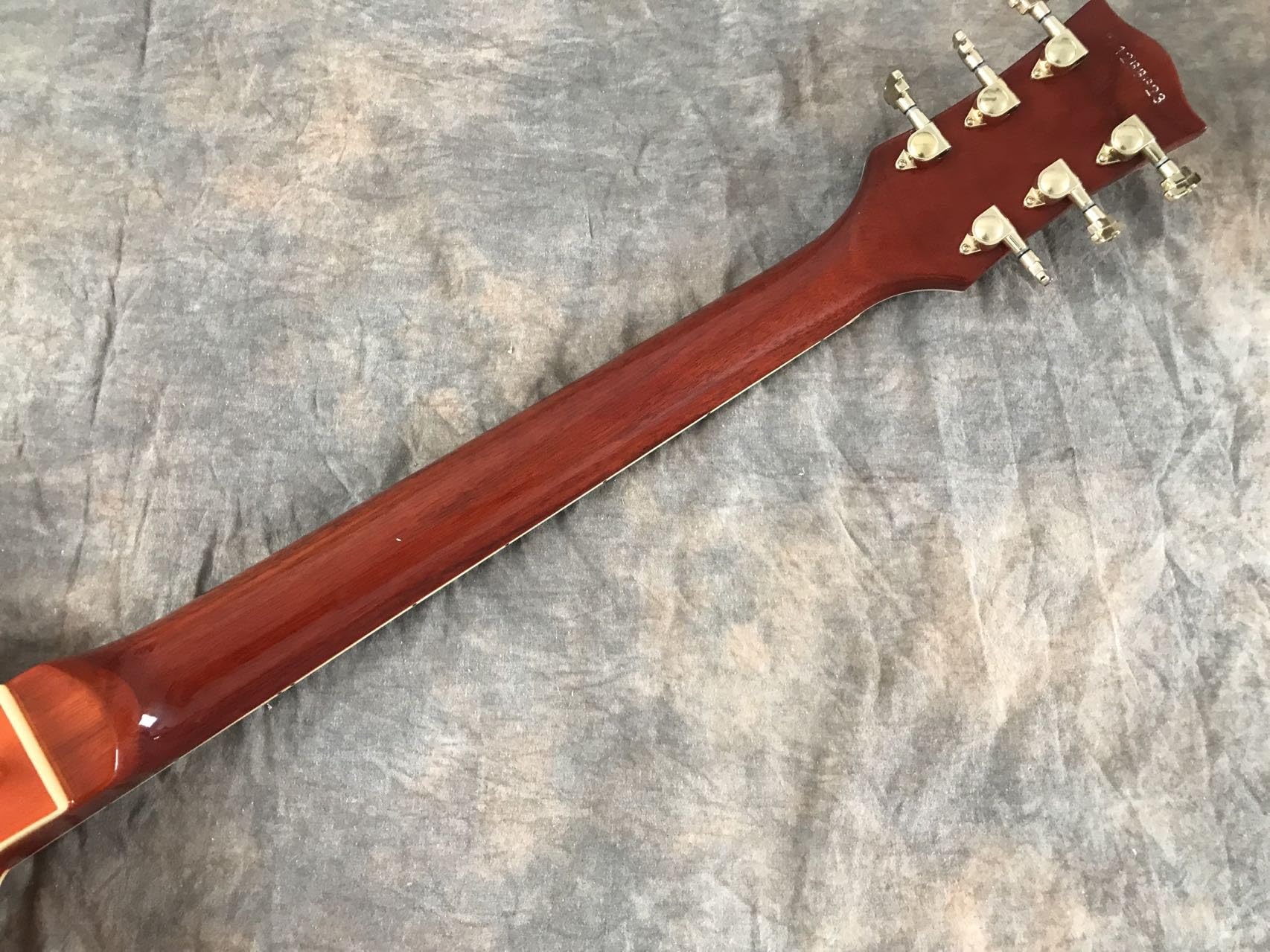 Guitarra eléctrica Jazz personalizada, cuerpo semihueco, herrajes dorados, trémolo, color naranja