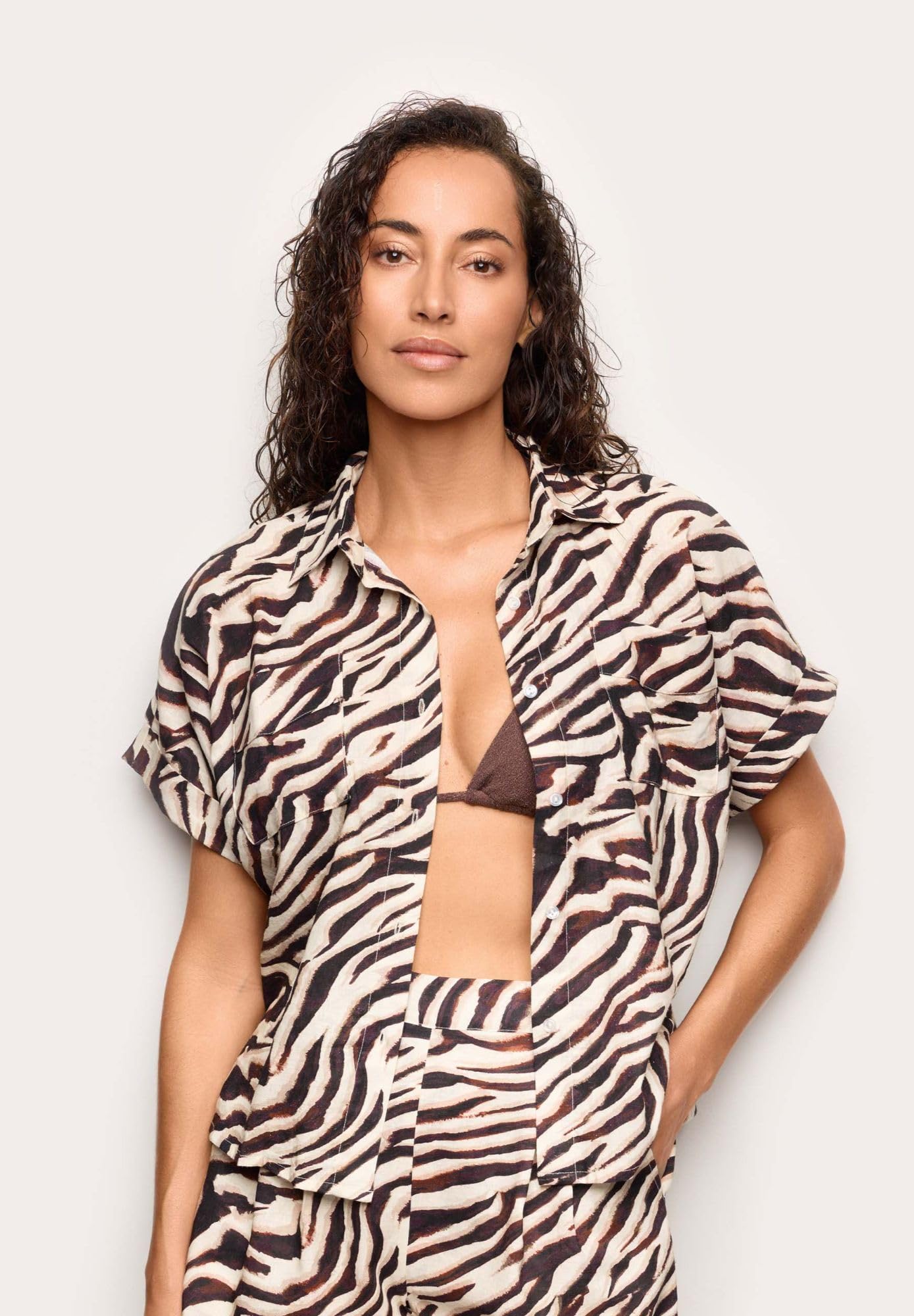 YAMAMAY - Chemise à manches courtes pour femme, Zelia, marron, imprimé zèbre