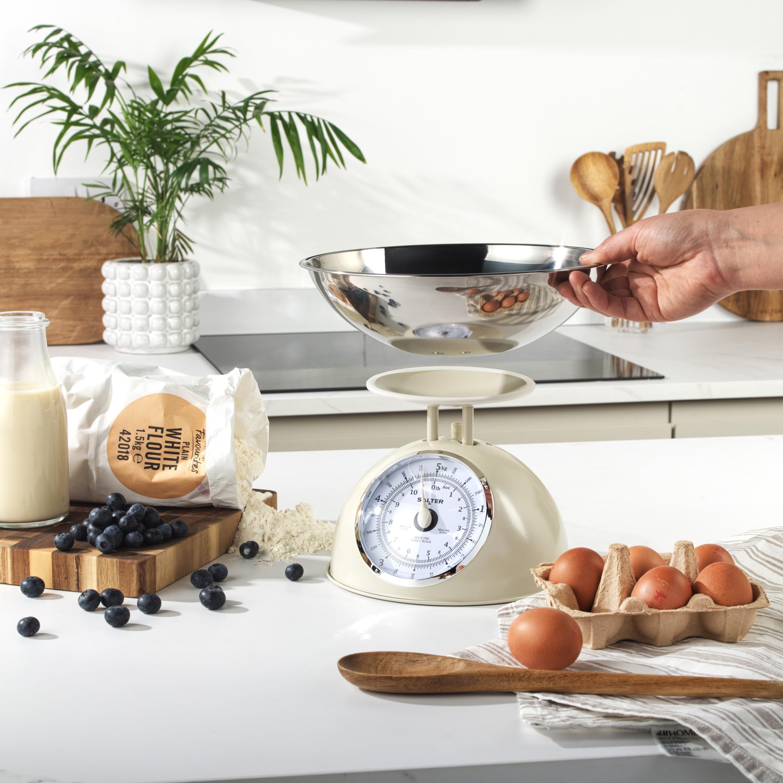 Salter Timeless Balanza de Cocina Mecánica – Bol Seguro para Lavavajillas de 2L, Esferas Fáciles de Leer, Dígitos Grandes, Sin Pilas, Diseño Retro, Capacidad de 5kg, Pesar Ingredientes, Crema