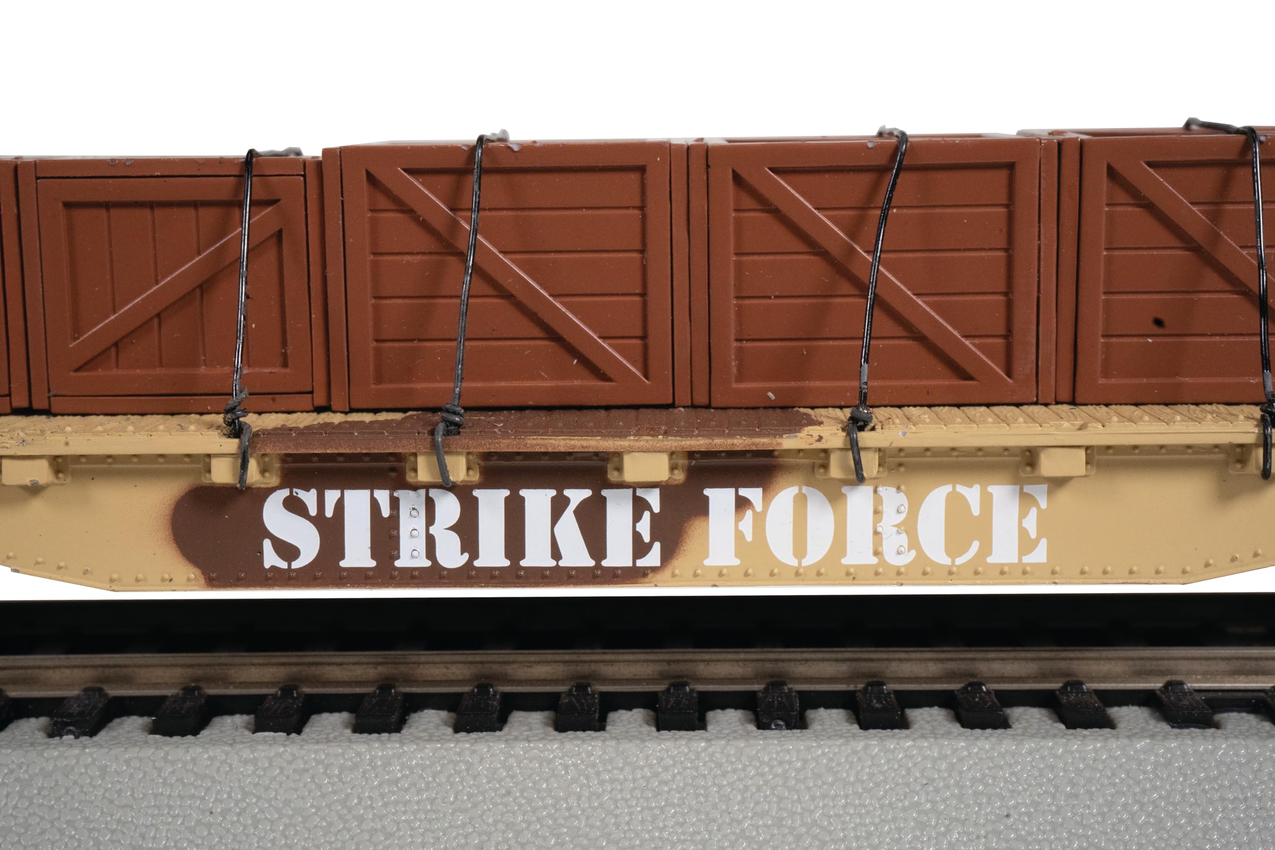 Bachmann Spur HO 52' Flatcar con crate Load Strike Force