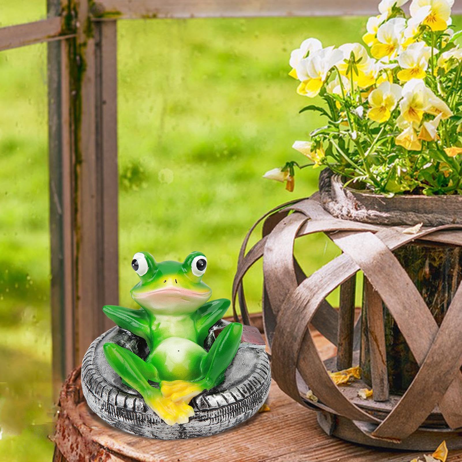 Yiilead Statue De Grenouille Solaire,Grenouille Résine Avec LED Lampes Solaires,Statue Jardin Exterieur Pour Terrasse Cour Pelouse Décorations, Cadeau De Pendaison De Crémaillère Pour Terrasse, Cour
