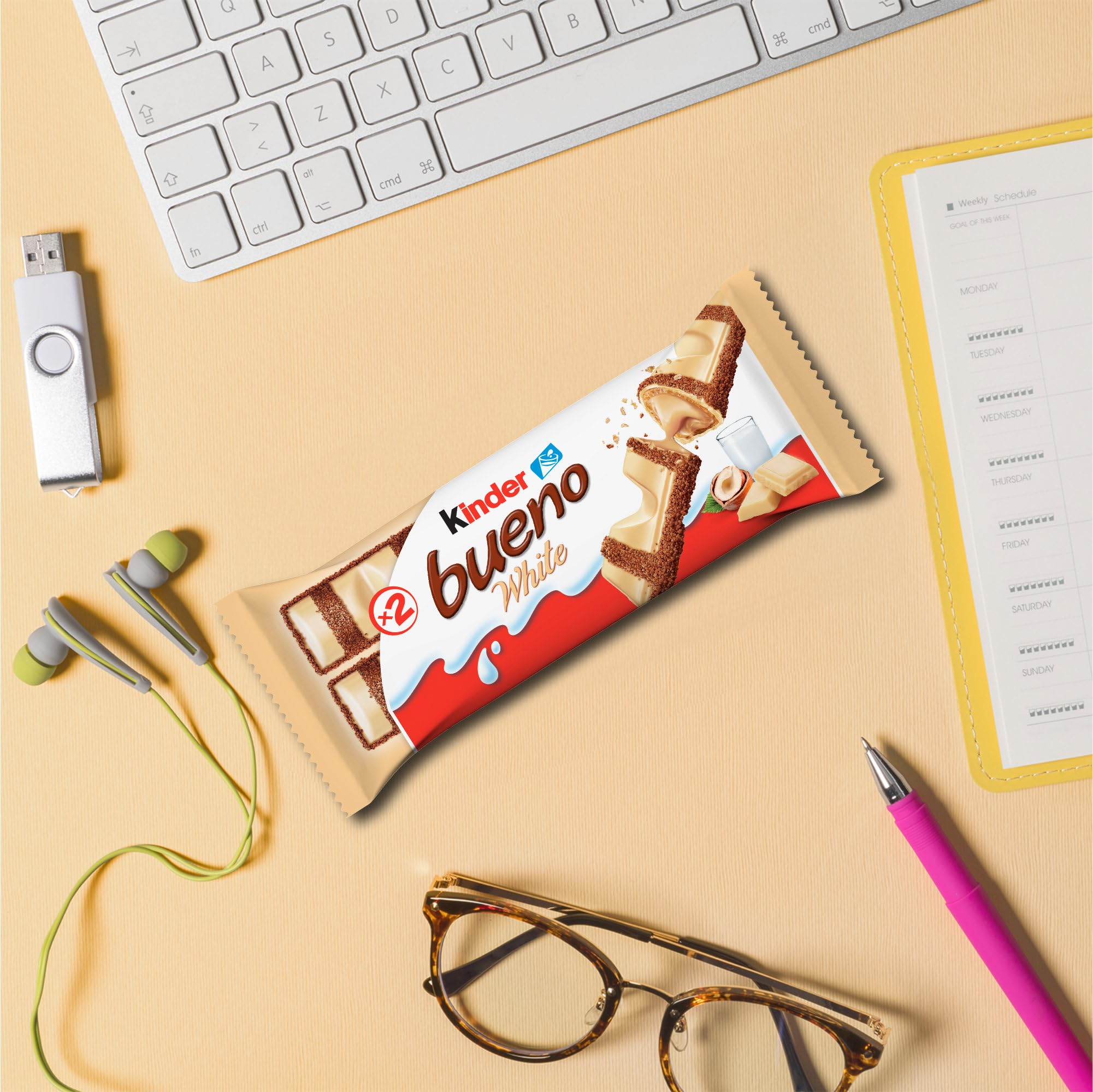 Kinder Bueno White, Snack al Cioccolato Bianco e Nocciole, un Wafer Ripieno di Crema alle Nocciole Ricoperto da Cioccolato Bianco e Granella Meringata al Cacao, Pacco 30 Confezioni