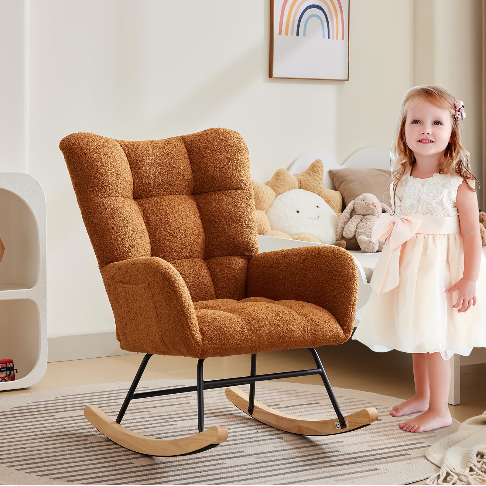 GarveeLife Silla Mecedora Ergonómica De Descanso, Respaldo Alto Tapizado En Peluche, Base De Madera y Patas Metálicas, Soporte 120kg, Sillón para Lectura, Hogar y Hostelería, Color Marrón