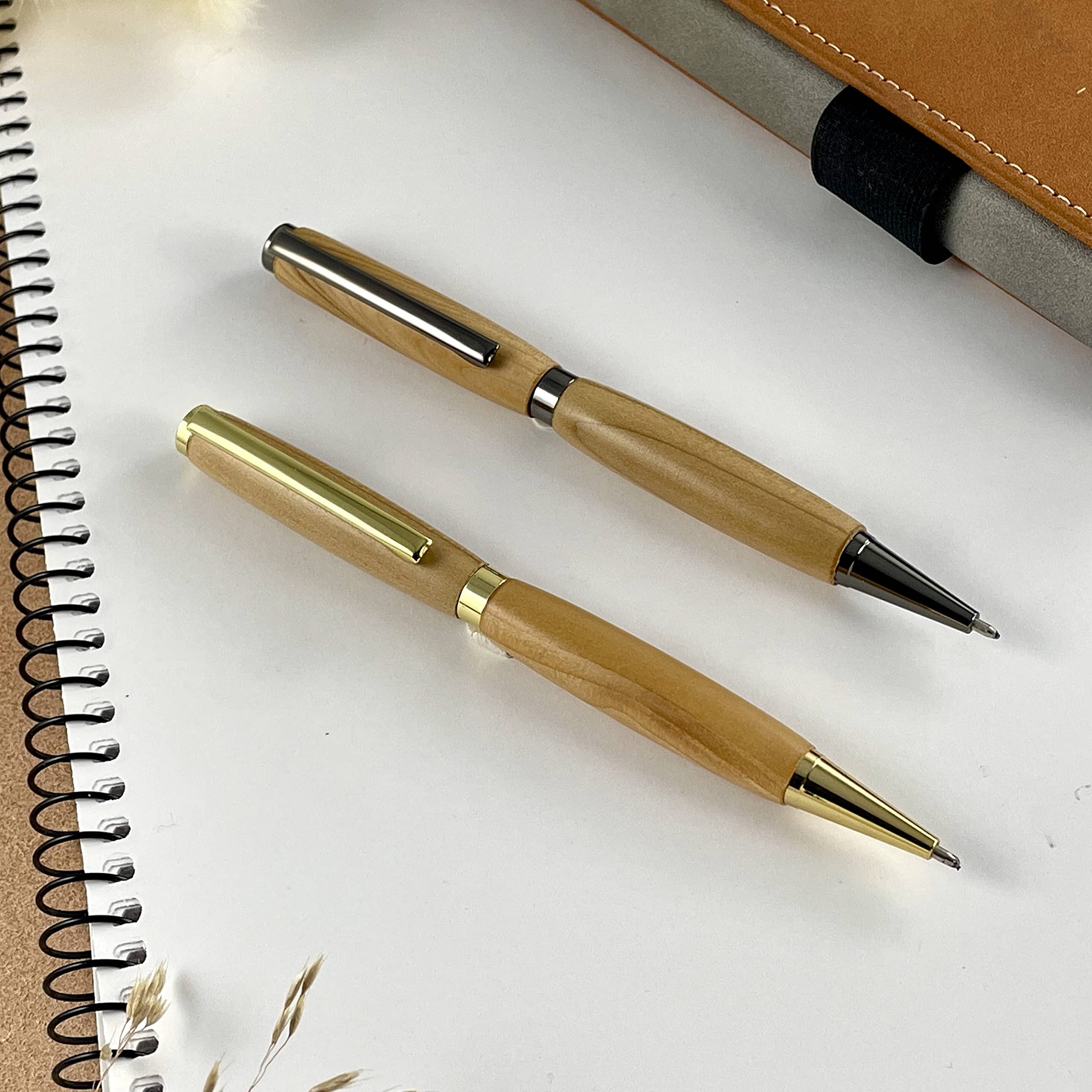 Stylo bille artisanal bois de Cèdre Français fait main en France – Gravure personnalisable – Coffret métal – Cadeau