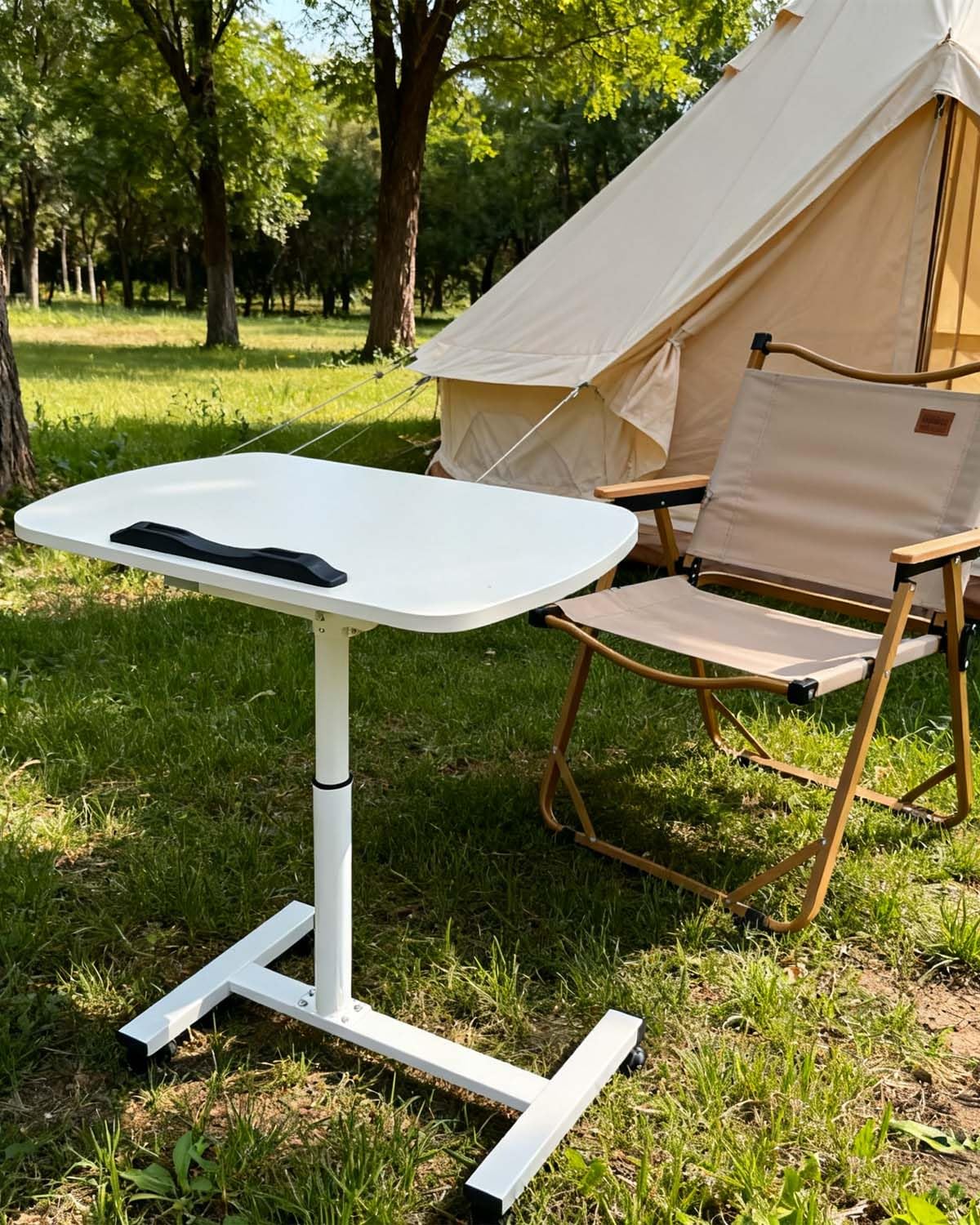 360° schwenkbarer, höhenverstellbarer TV-Tablett, Tisch mit Handy-/Tablet-Slot, rollbarer C-förmiger Beistelltisch für Couch/Bett/kleine Räume, Weiß (55,1 cm L x 32 cm B)