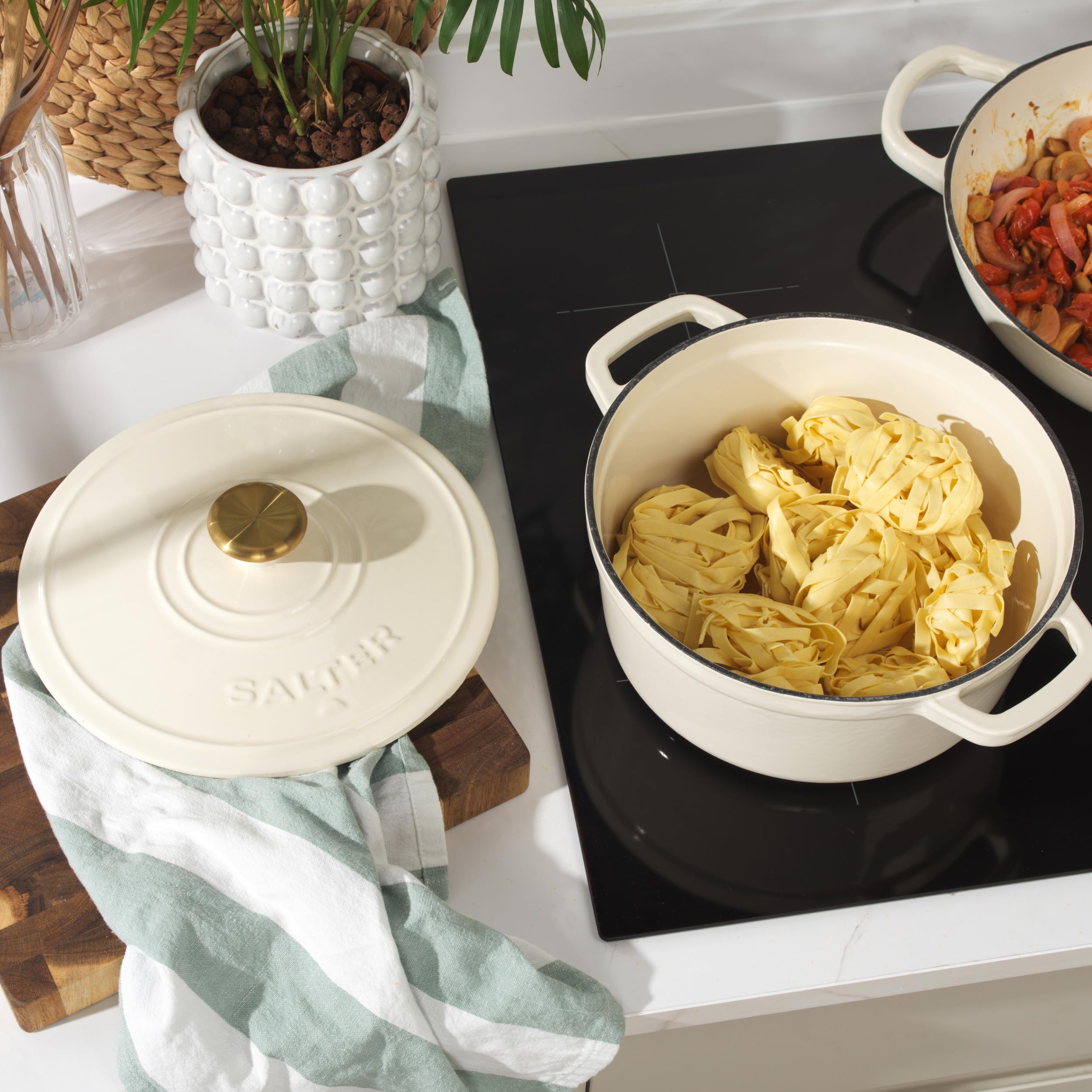 Salter Chester Casseruola in Ghisa – Crema, 24CM, Autoinnaffiante, Forno Olandese, Cucina da Piano a Forno, Tutti i Tipi di Piano Inclusa Induzione, 3.4L, Senza PFAS, Ritenzione del Calore