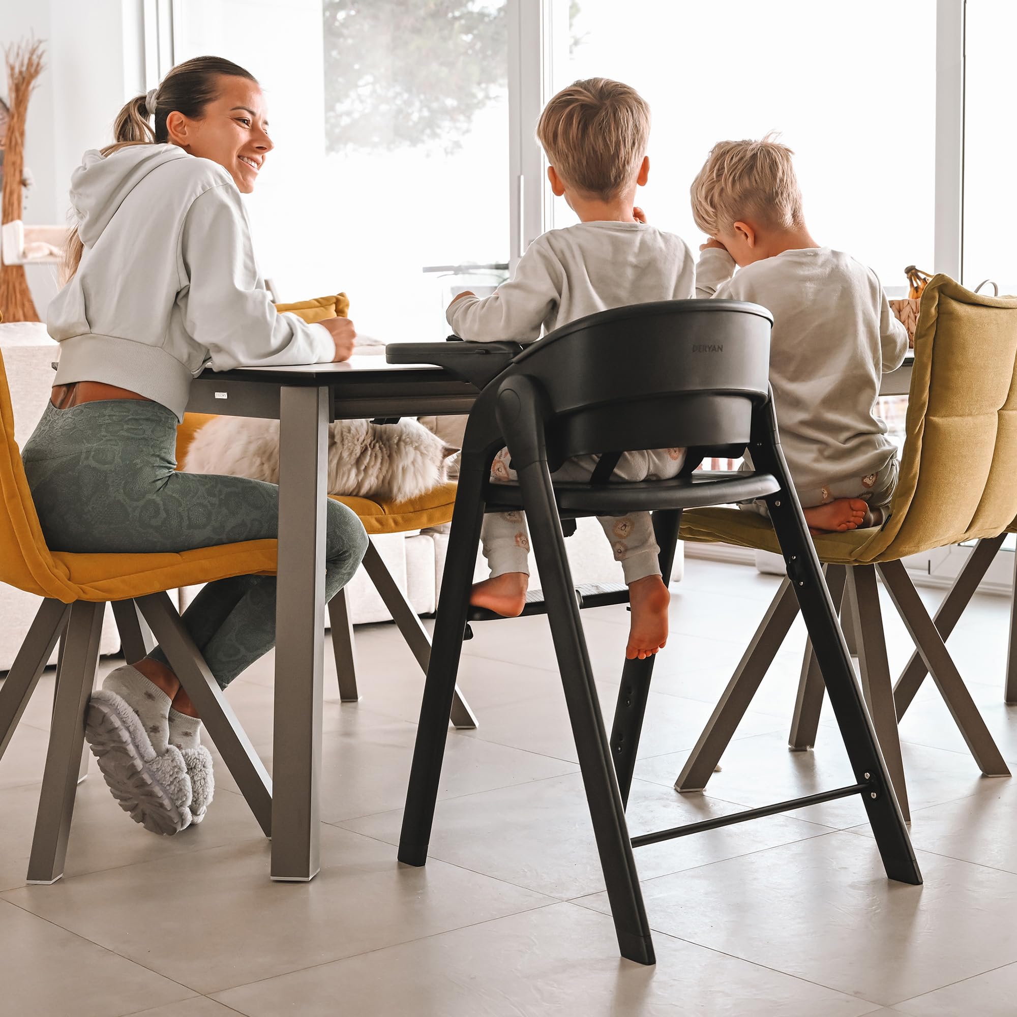 Deryan Seggiolone per bambini e bambini – Seggiolone pieghevole in legno – Include cintura a 5 punti – Regolabile in altezza e pieghevole – Include cintura di sicurezza e vassoio – Nero/Legno