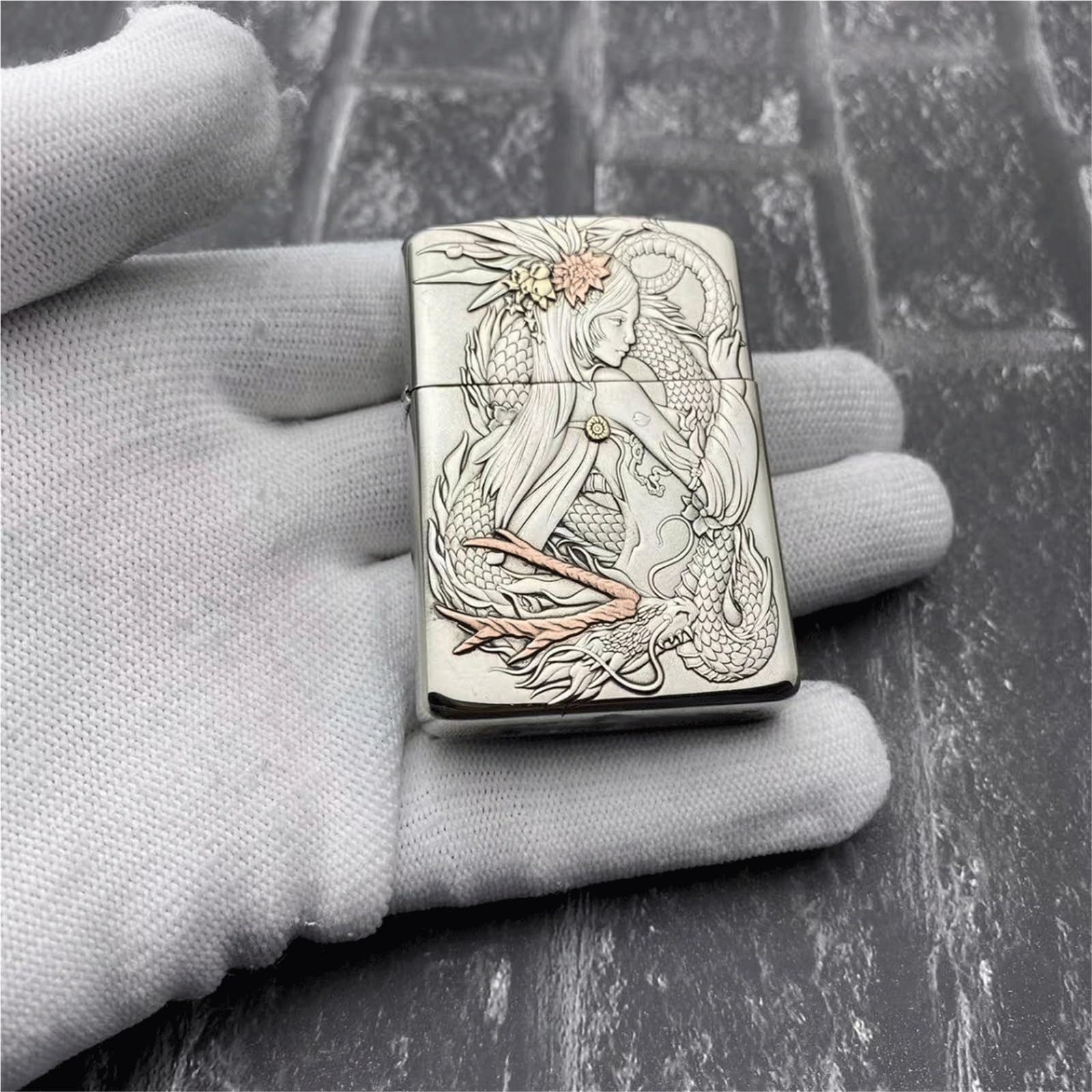 Handgefertigtes, Winddichtes Petroleumfeuerzeug Aus Weißem Kupfer Im Vintage-Stil, Doppelseitiges Relief, Schleifscheibenzündung, Geschenk for Männer, Väter Und Ehemänner