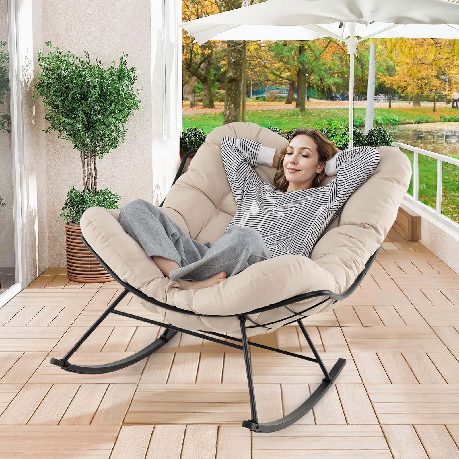 COSTWAY Fauteuil a Bascule d'Intérieur et d'Extérieur, Chaise Papasan Surdimensionnée avec Coussin Rembourré, Cadre en Métal, Fauteuil Œuf pour Salon, Patio, Capacité 205 kg (Beige)