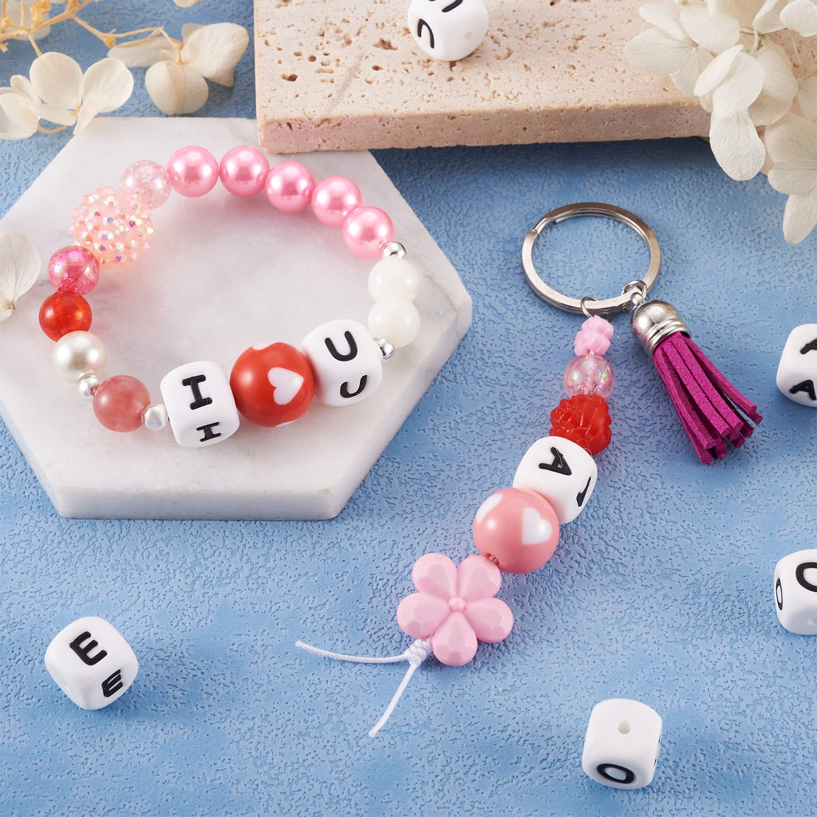 SUNNYCLUE Kit Creativo Portachiavi In Silicone 'Amore' – 61 Pezzi Con Perline Cubo E Rotonde, Lettere E Nappe - 2