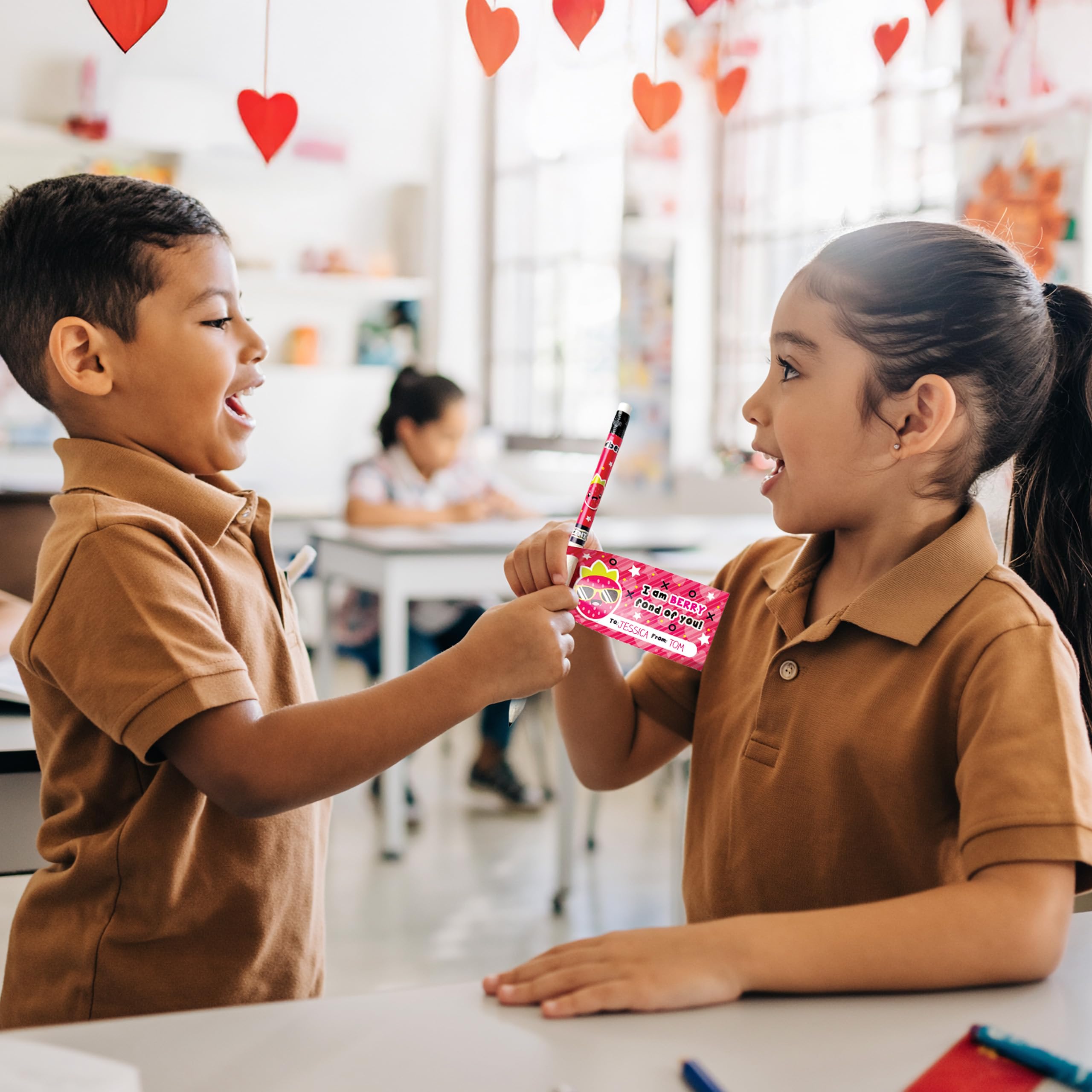 Valentines Scentcils – Crayons HB #2 brevetés parfumés à la fraise, 26 carats, fabriqués à partir de journaux recyclés, avec cartes de Saint-Valentin – Cadeaux pour enfants et fournitures scolaires
