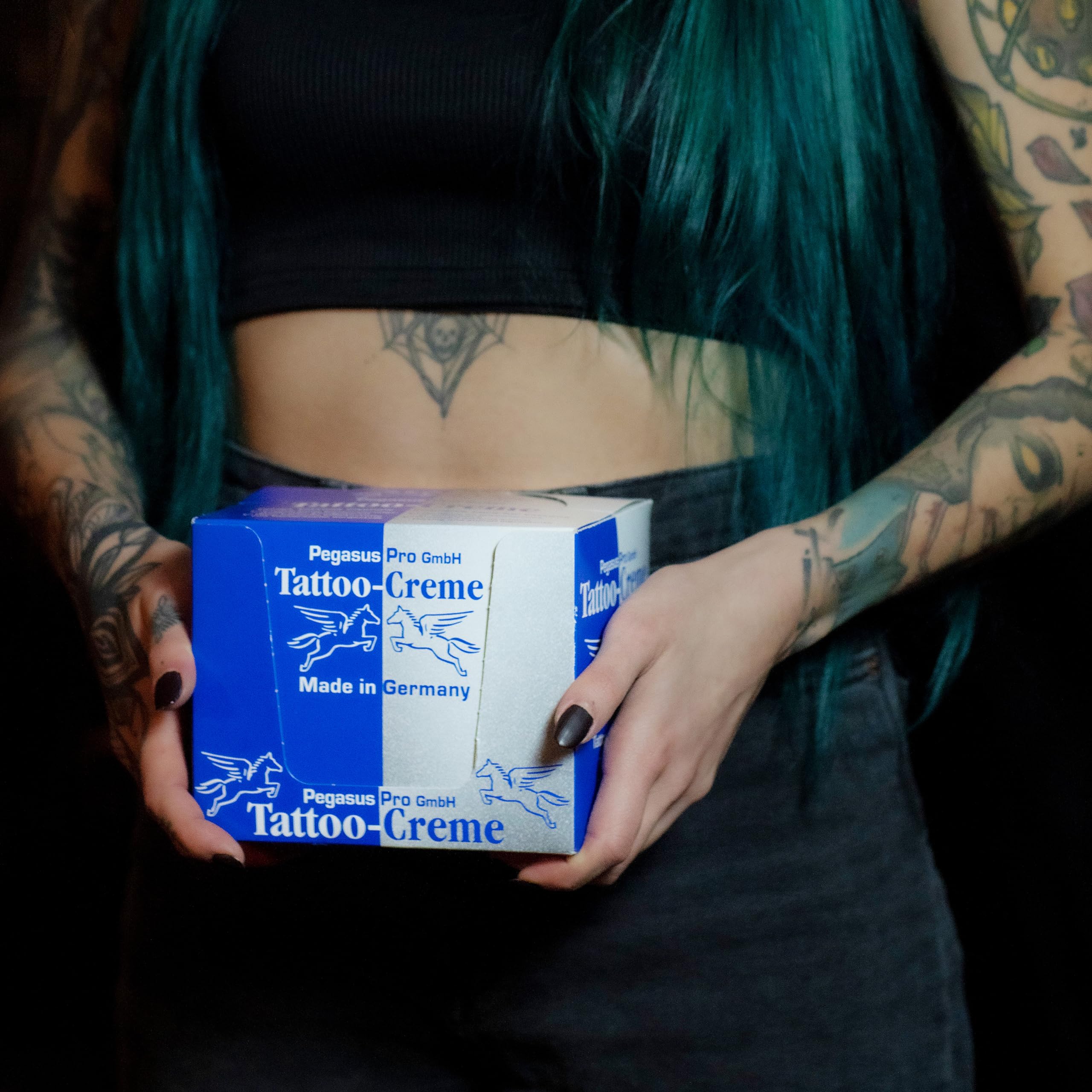 Pegasus Pro Crema para tatuajes, juego de 25 unidades en expositor de mostrador, 25 g, cuidado y cuidado posterior para una protección intensiva del tatuaje, hidratante con aceite de cajeput, aceite