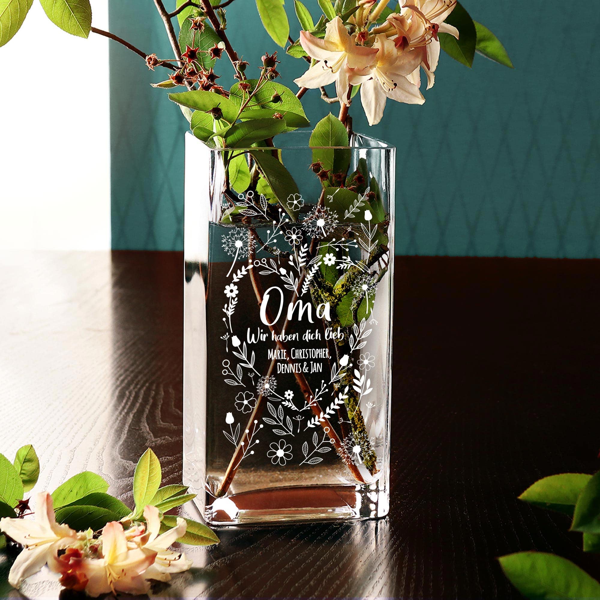 Casa Vivente Blumenvase mit Gravur für Oma, Wir haben Dich lieb, Personalisiert mit Namen, Glasvase für Schnittblumen, Deko-Vase zum Großmuttertag