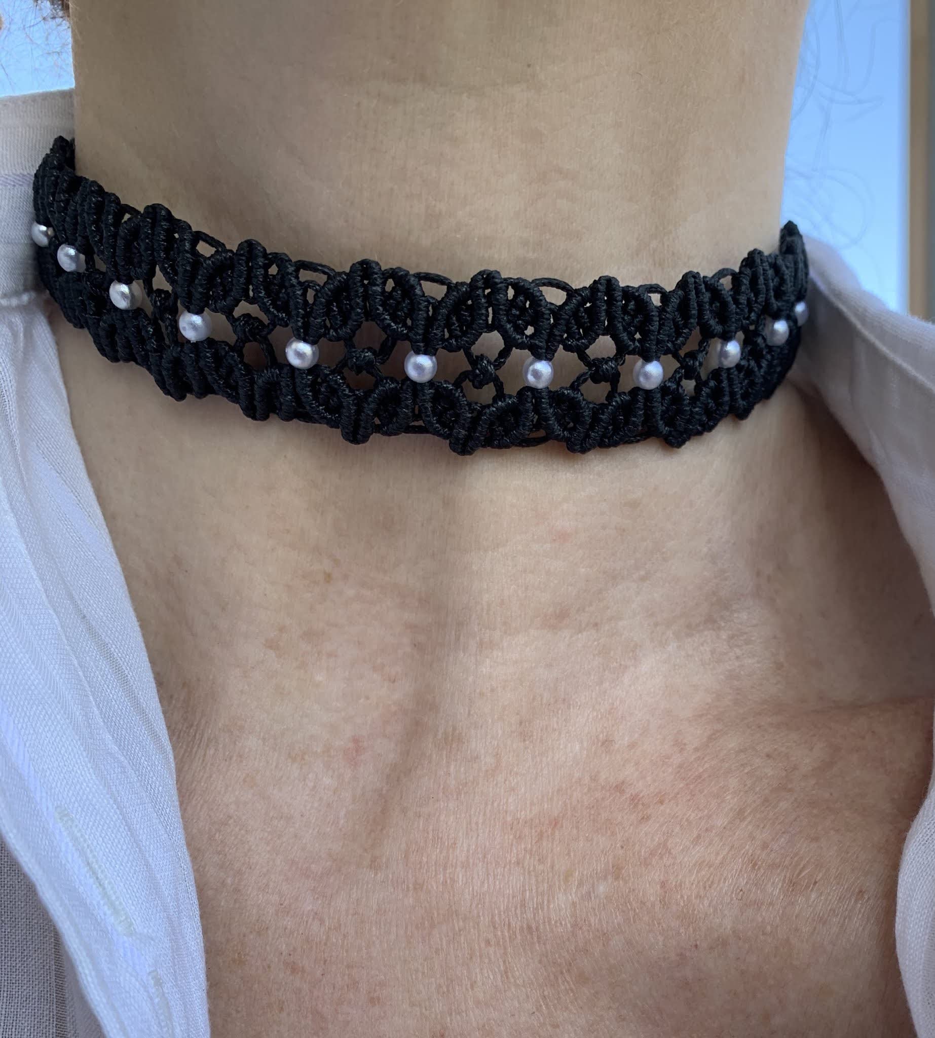 Gargantilla macramé, choker negra con perlitas hecha a mano con cadenita para ajustar