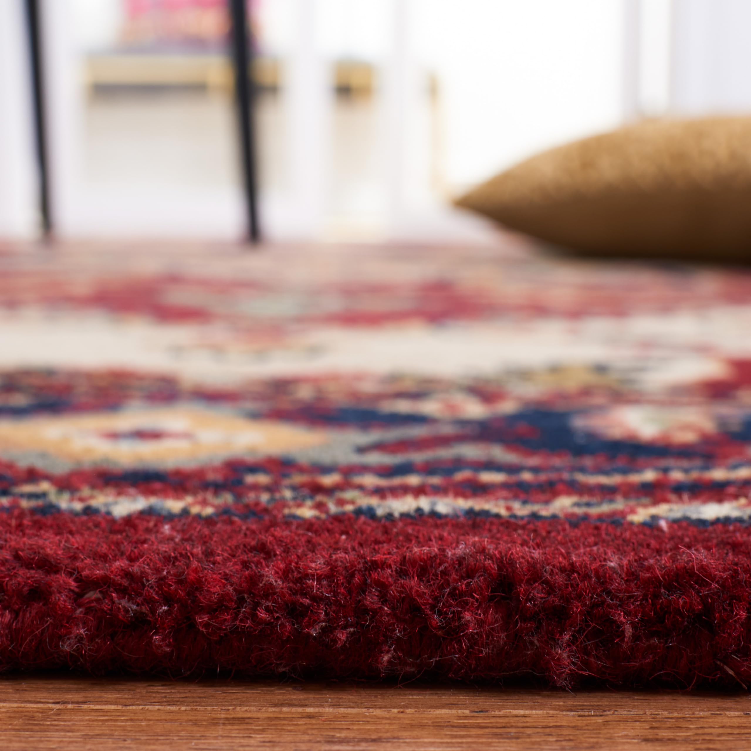 Amazon.com: SAFAVIEH Area Rug 3x5 - Heritage Collection - Red