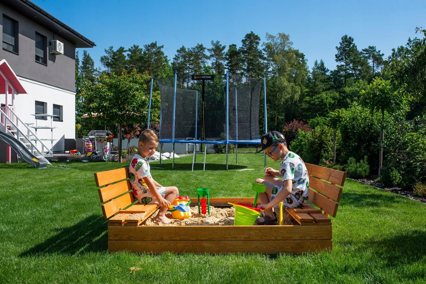 Premium Sandkasten 140x140 cm Imprägniert inkl. Video Anleitung für Montage Sandbox mit Abdeckung Sitzbänken Deckel Plane Sandkiste, Holz Sandkastenvlies XXL