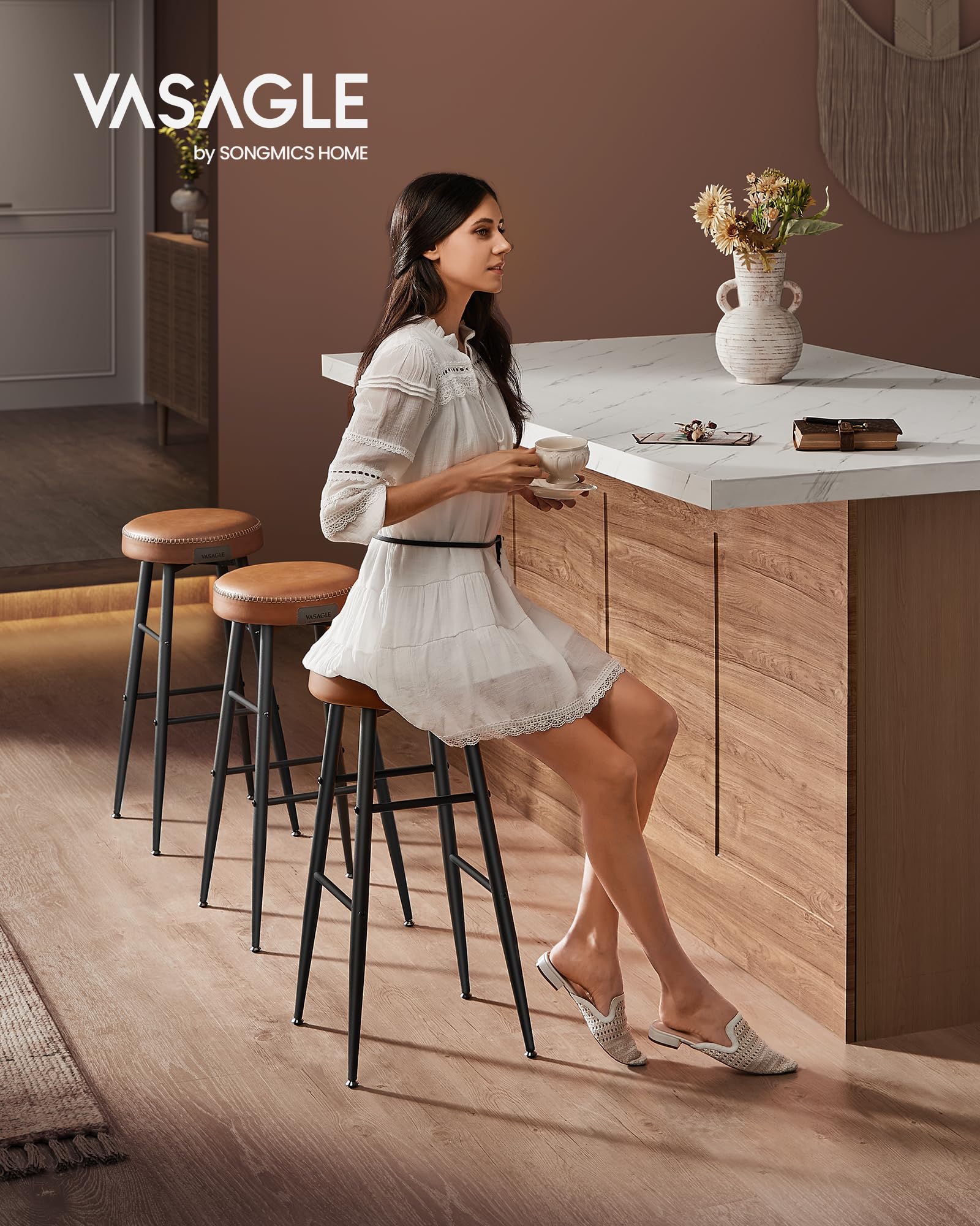 VASAGLE EKHO Colección - Juego de 4 Taburetes de Bar, Taburete Cocina, Taburete Desayuno, Cuero Sintético con Costuras, Moderno Siglo Medio, 76,2 cm Alto, Silla Comedor, Fácil Montaje, Marrón Caramelo