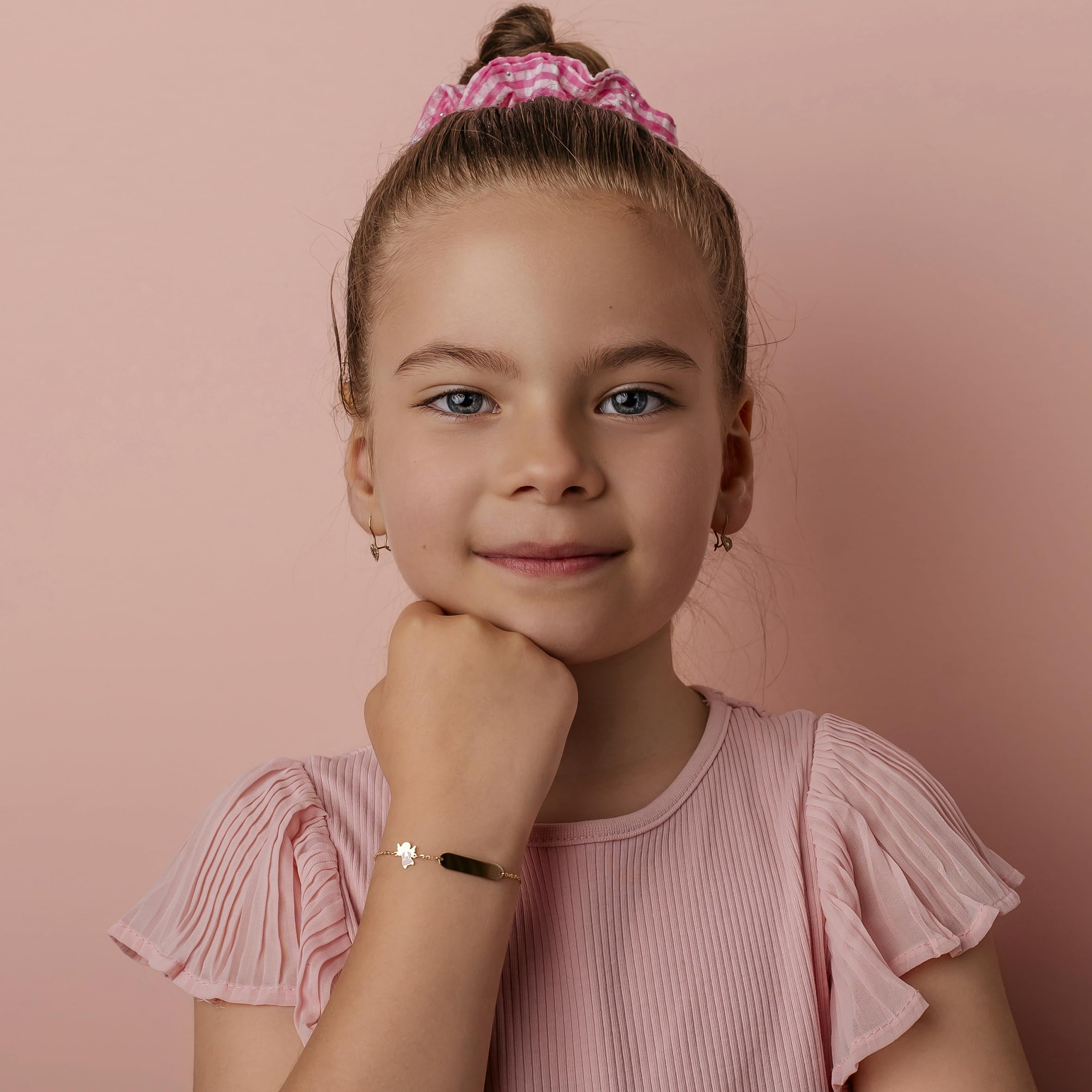 Sakrami Bracciale in Oro 9KT per Bambino o Bambina con Angioletto Rosa o Azzurro Piastrina Incidibile e Scatola Personalizzabile – Idea Regalo per Battesimo Nascita o Comunione