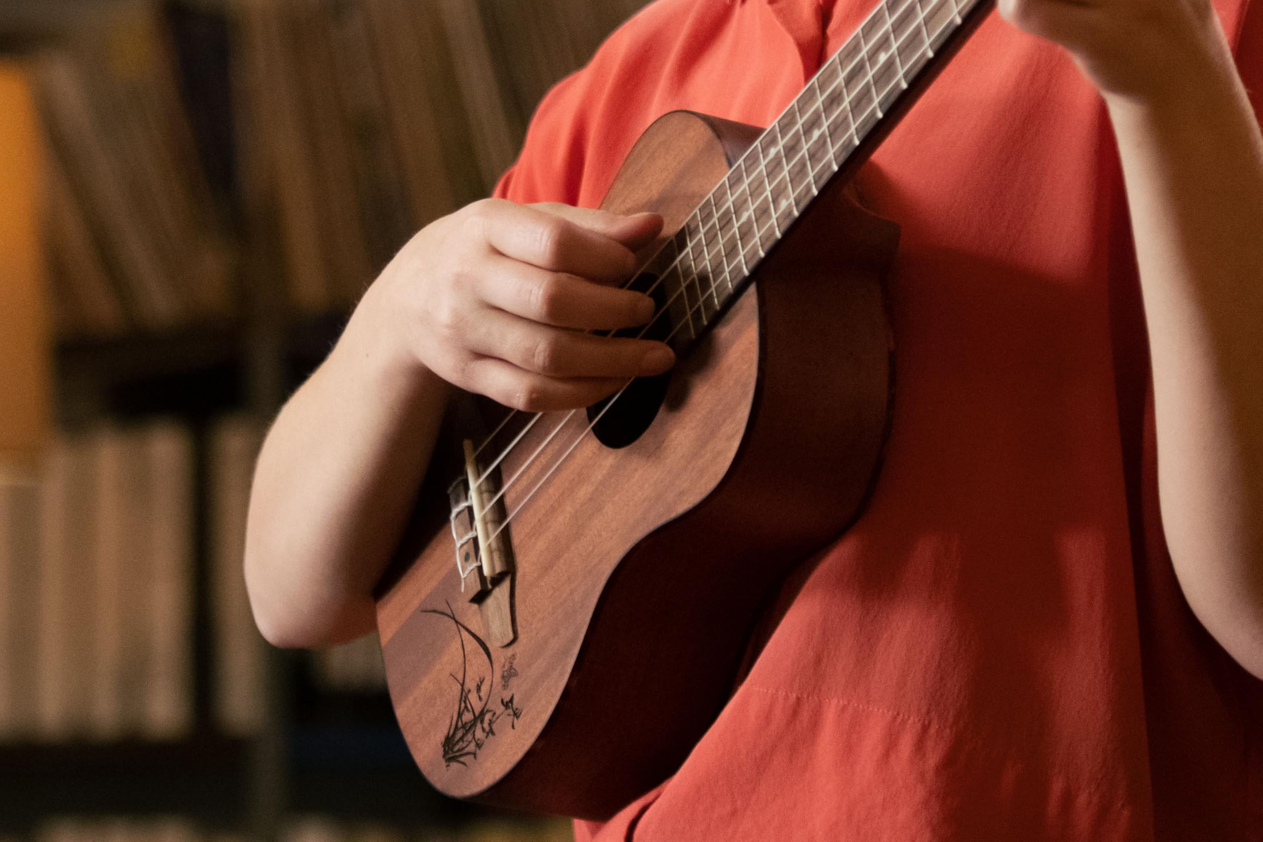 Ortega RU5 mm-TE - Ukelele tenor con parte superior de caoba y cuerpo de Sapele en acabado satinado, 18 trastes, Marrón