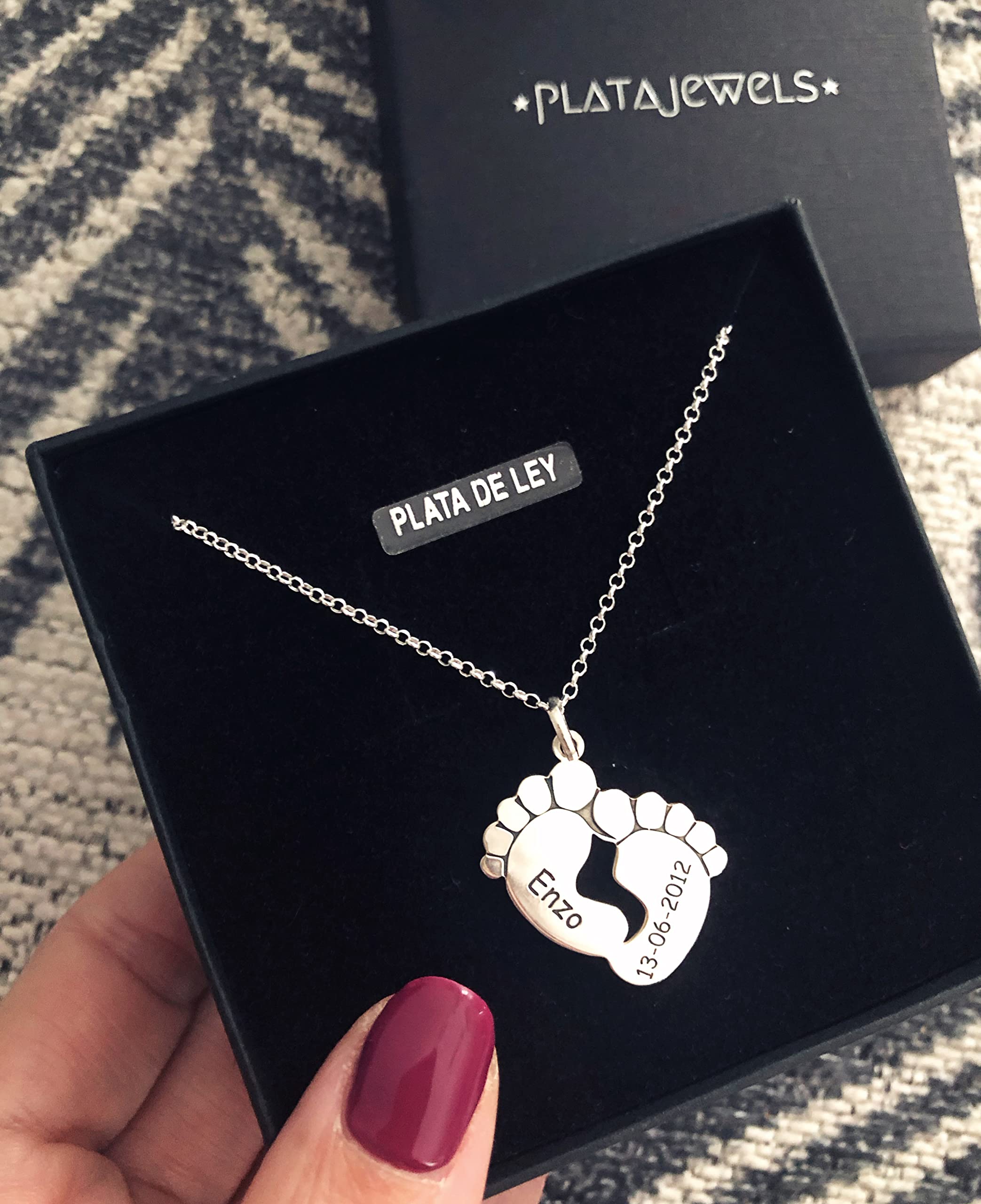 Colgante Pies Bebe Personalizado con Nombre o Fecha de Plata de Ley 925. Regalos Originales para Mujer. Collar ideal para Madres Primerizas. Graba nombre y fecha de Nacimiento de tu Bebé