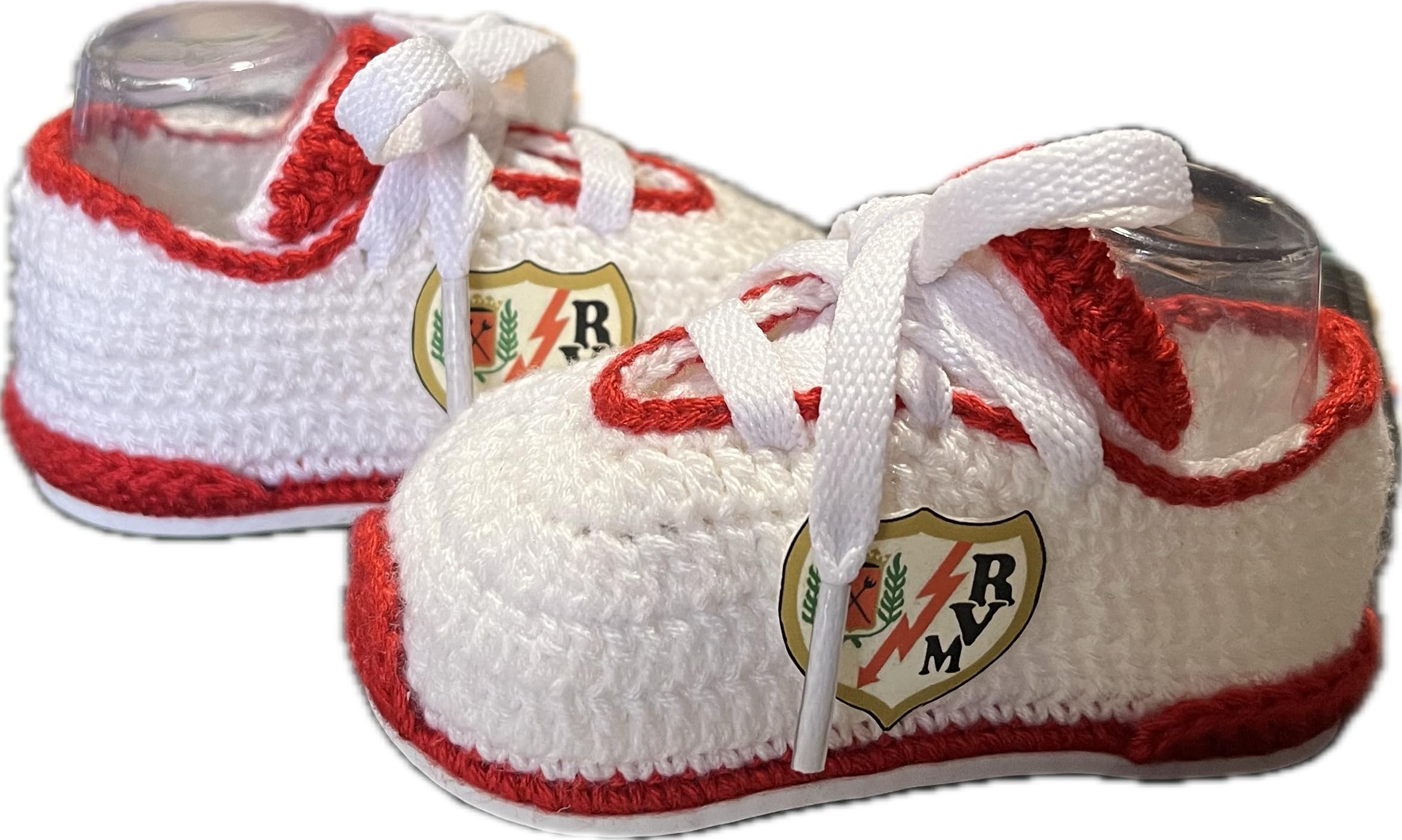 Patucos Futbol del Rayo Vallecano para bebe recien nacido de ganchillo o crochet. Personalizados con el escudo de tu club, disponibles en tallas 0-12 meses. Te regalamos el nombre del bebe grabado