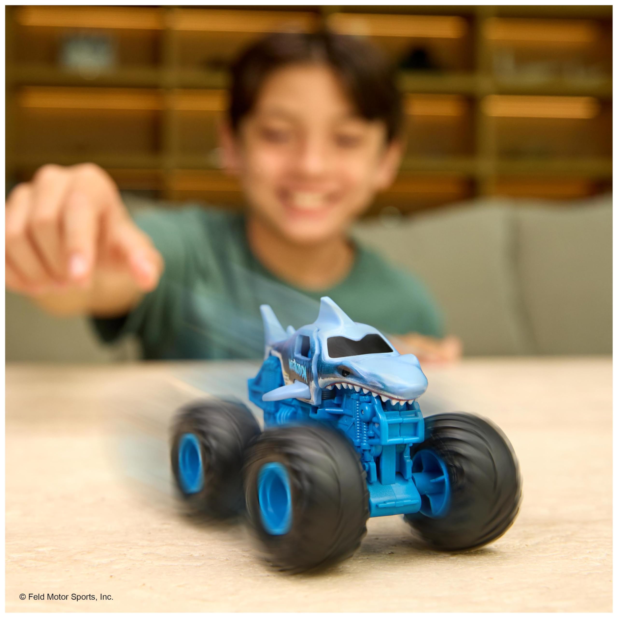 MONSTER JAM Smash & Bash Megalodon, Veicolo Monster Truck Die-Cast Rompi e Ripara, in Scala 1:64, Giocattoli per Bambini e Bambine, 3+ Anni