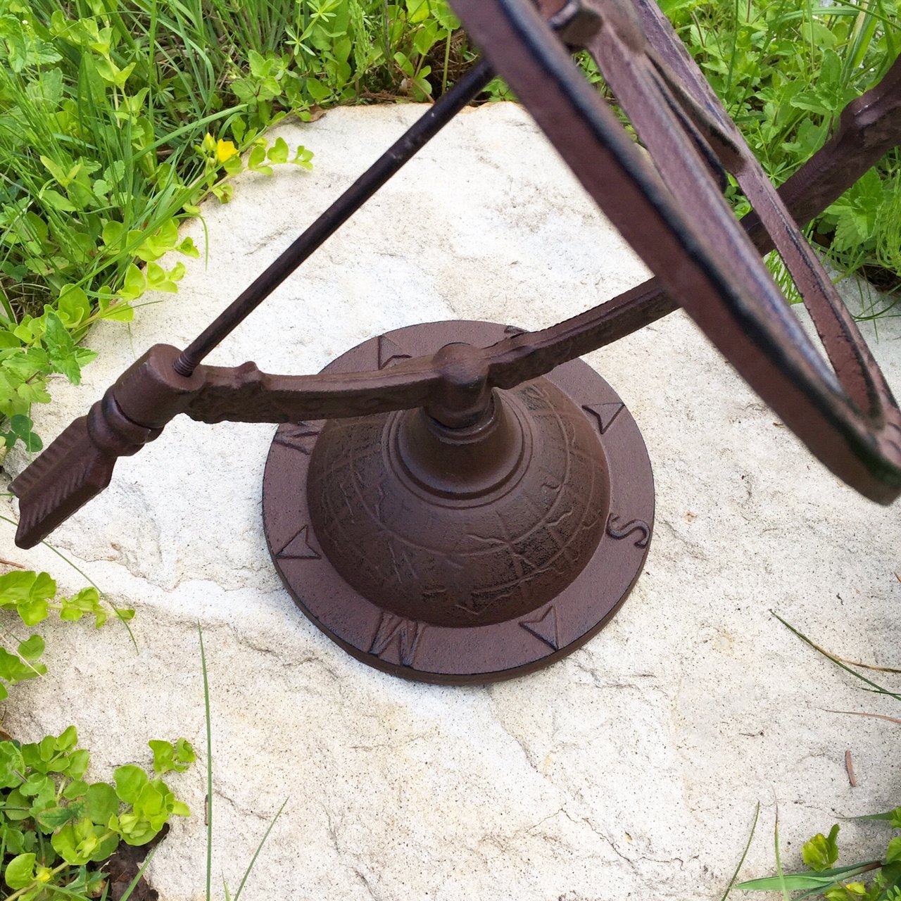 Antikas | Sonnenuhr im Landhausstil | Höhe: ca. 37,5 cm | Breite: 24,5 cm | Tiefe: 34 cm | Fuß Ø 16 cm | dekorative Schattenuhr für Garten & Terrasse