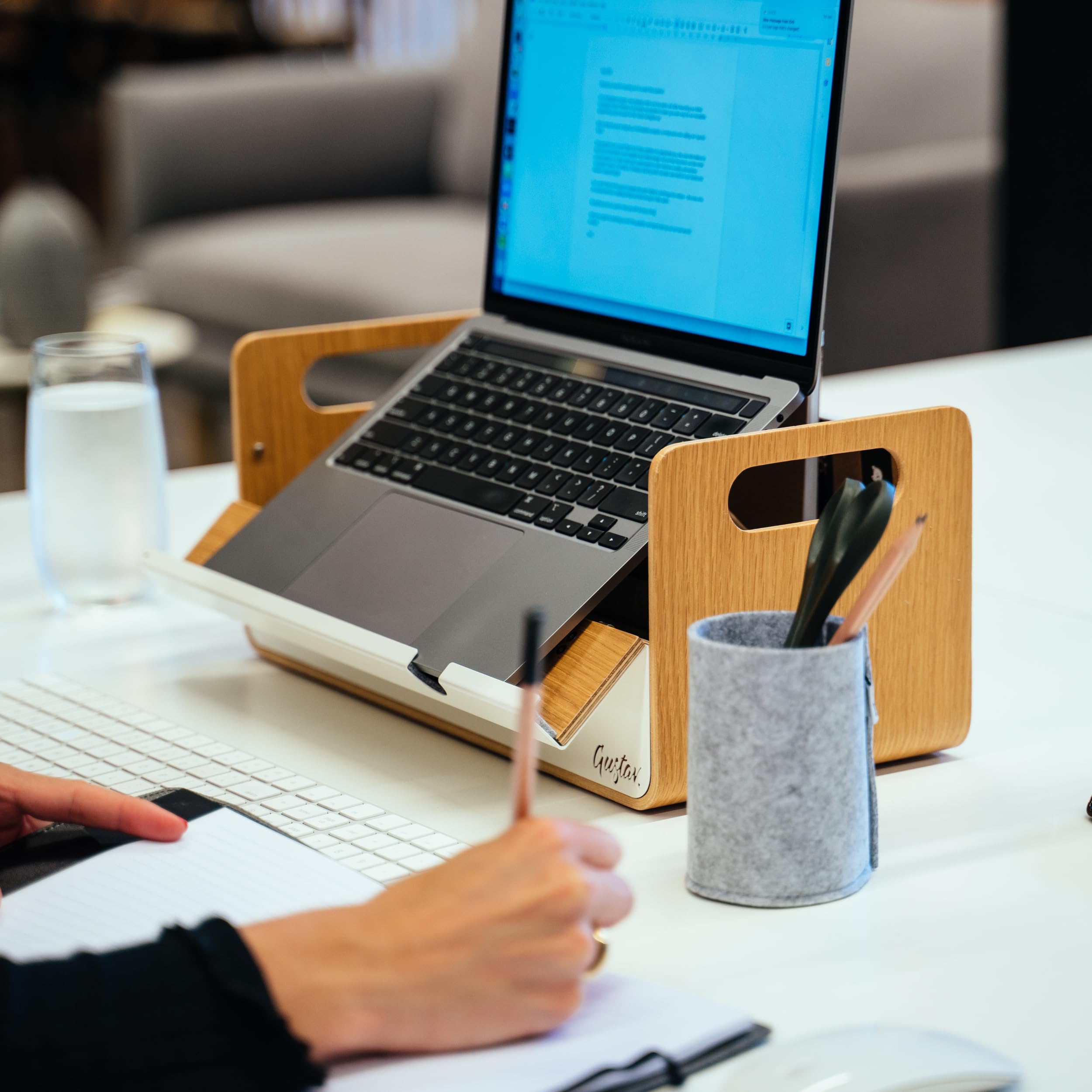 Gustav Original – Mobiler Laptopständer & Schreibtisch-Organizer aus Holz & Aluminium | Ergonomisch, tragbar, für Büro, Home-Office & Unternehmen (bis 15 Zoll)