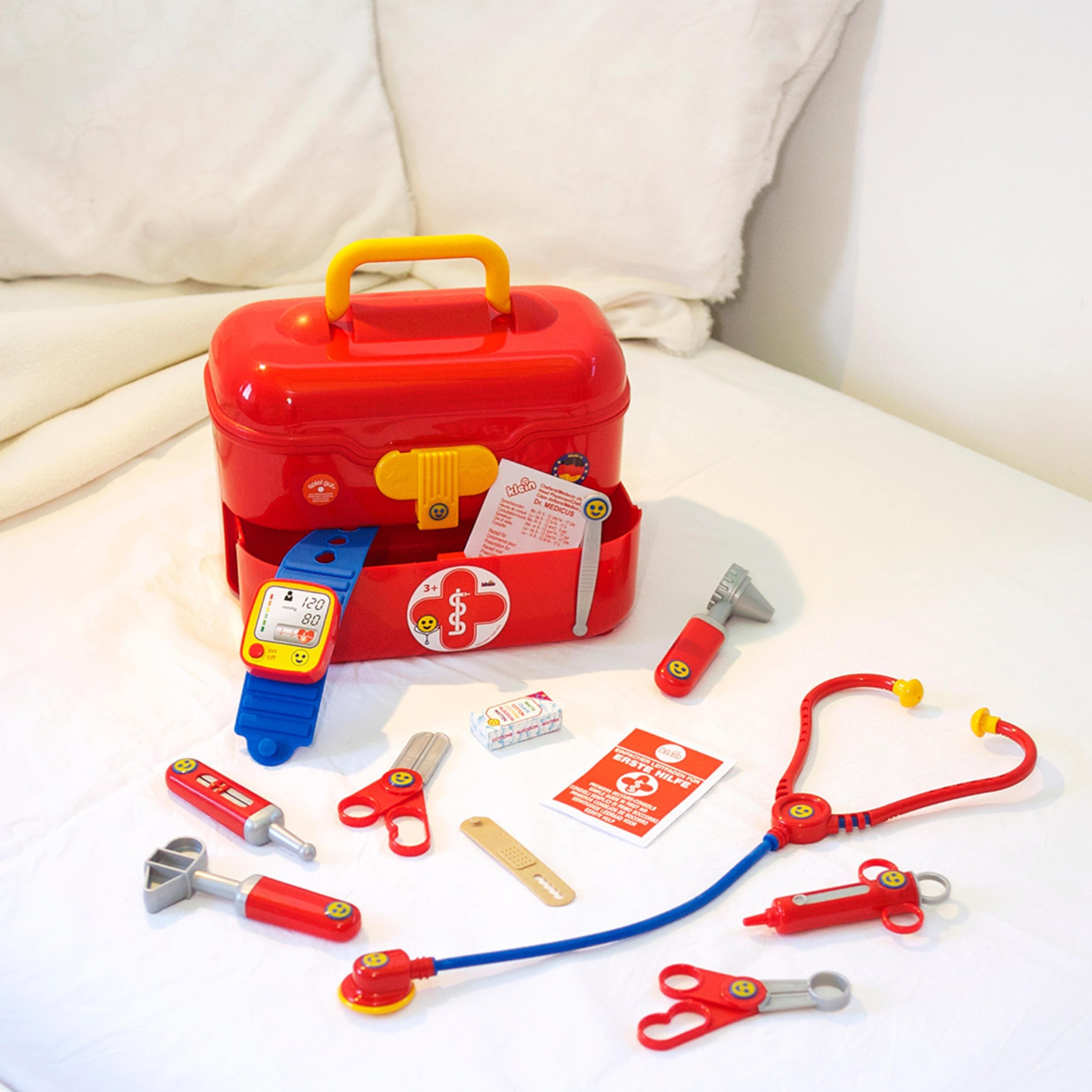 Theo Klein 4360 Valigetta da Dottore, Include misuratore elettronico della Pressione sanguigna, Accessori per Giochi di Ruolo (Dottore), 25 cm x 15 cm x 20 cm, Giocattoli per Bambini dai 3 Anni in su