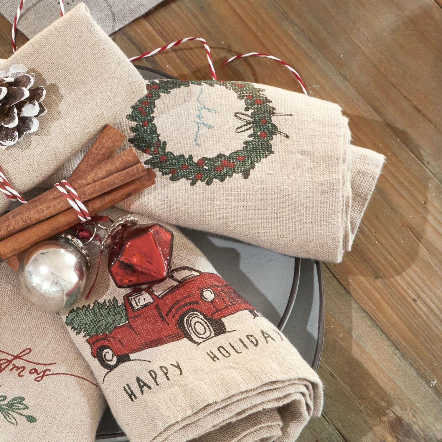 LOBERON Serviette 4er Set Camon, beige | Servietten Beige Mit Farbenfrohen Weihnachtsmotiven - Stoffservietten Aus Leinen - Waschbar & Wiederverwendbar - 4 Stück