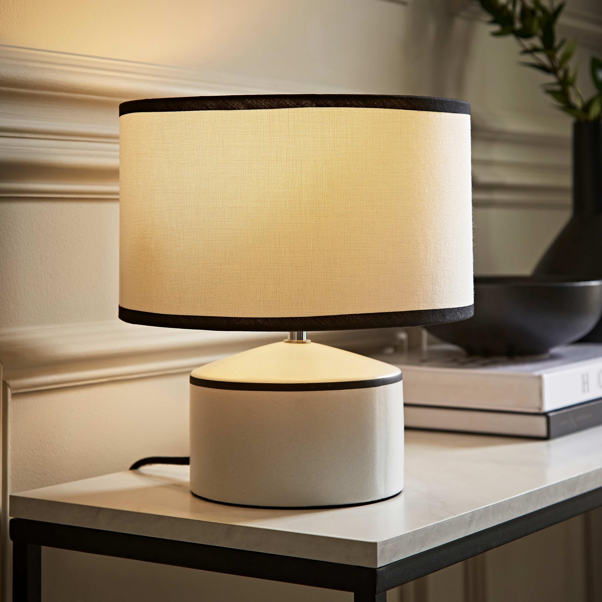 Valuelights Julia Black Trim Ceramic Table Lamp With Linen Shade And Bulb